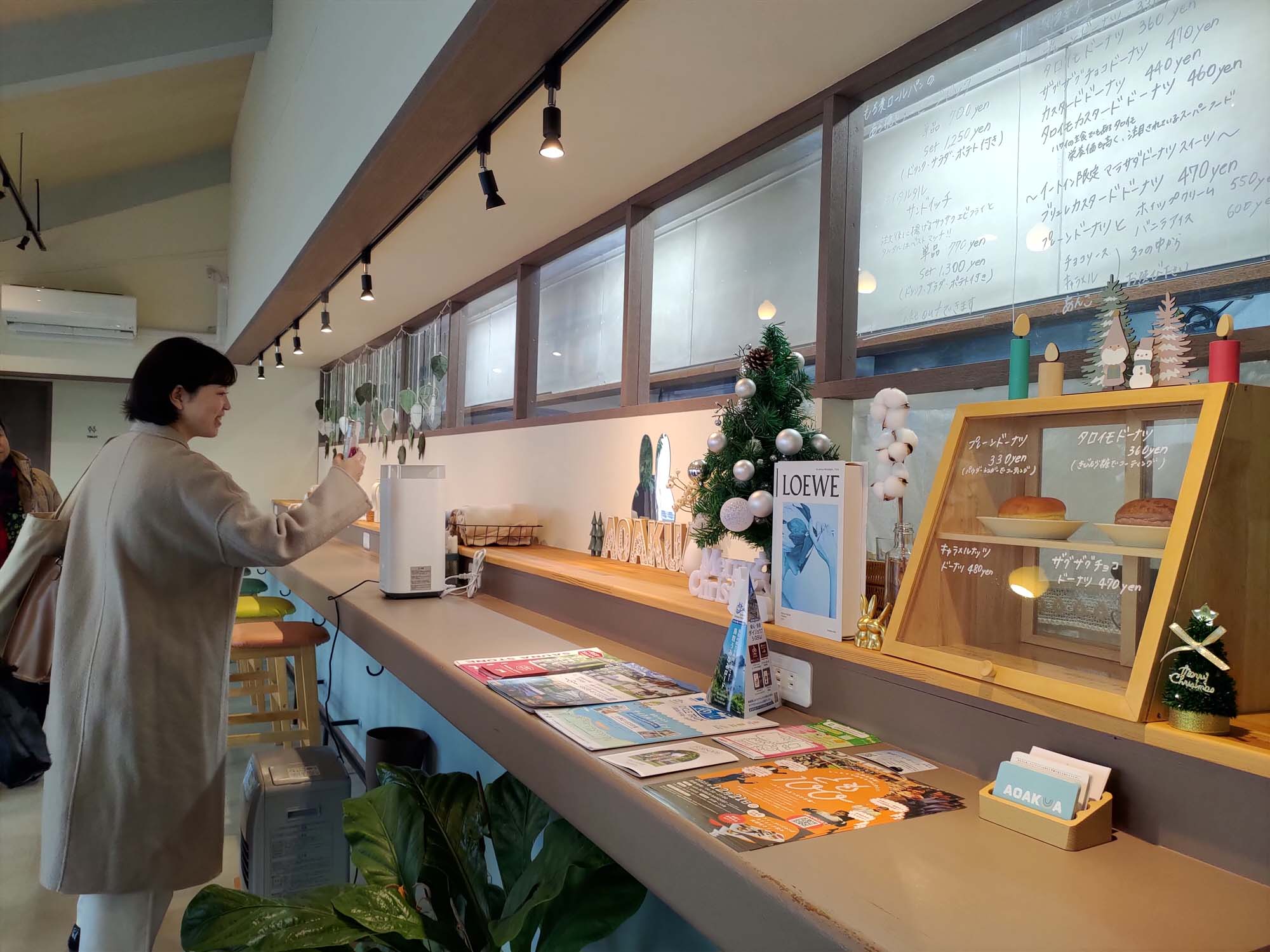 鳥取景點咖啡┃七訪結緣白兔神社參拜 步行1分AOAKUA咖啡文青風 放空看海吃生甜甜圈 鳥取市自由行