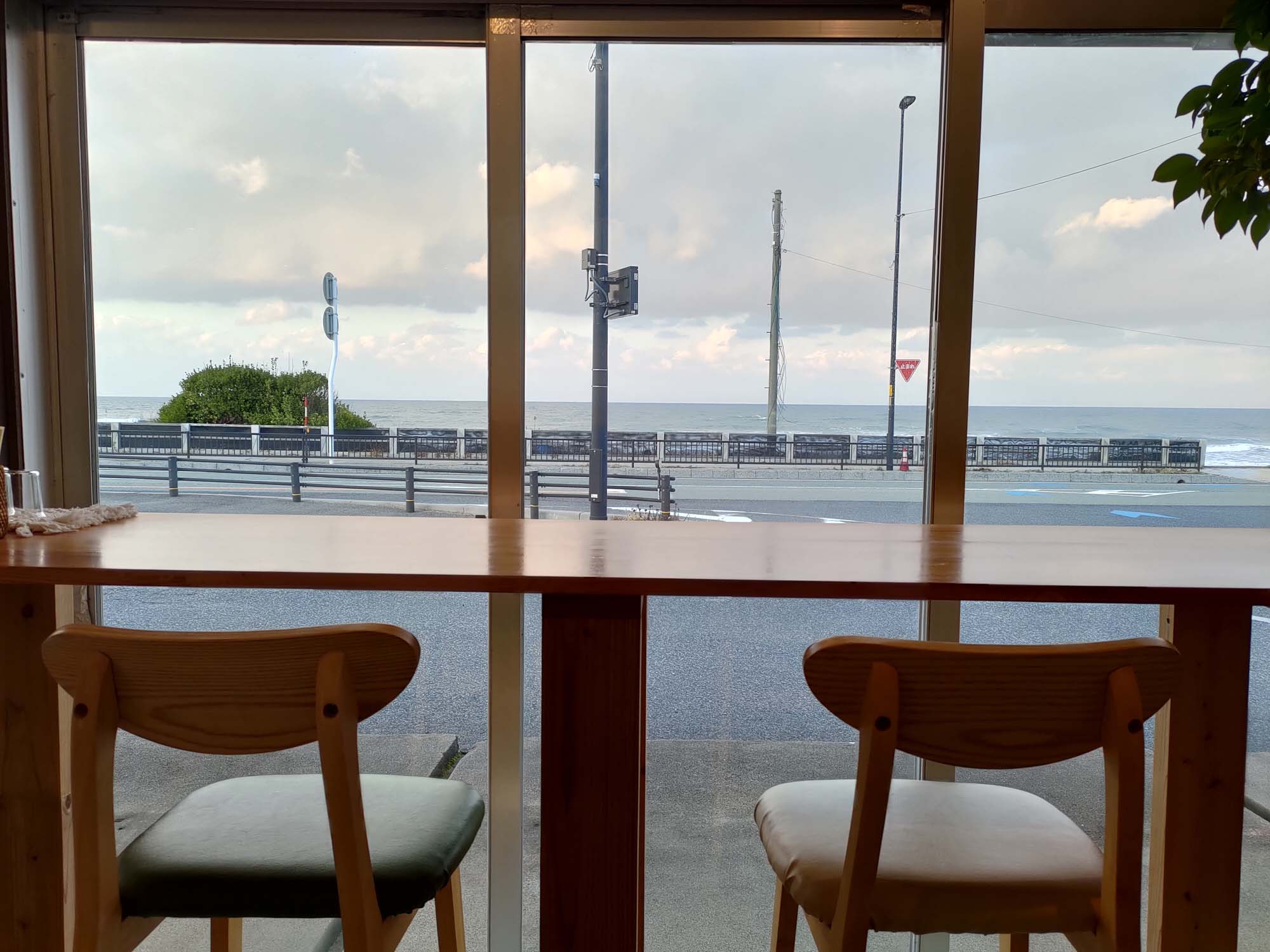 鳥取景點咖啡┃七訪結緣白兔神社參拜 步行1分AOAKUA咖啡文青風 放空看海吃生甜甜圈 鳥取市自由行