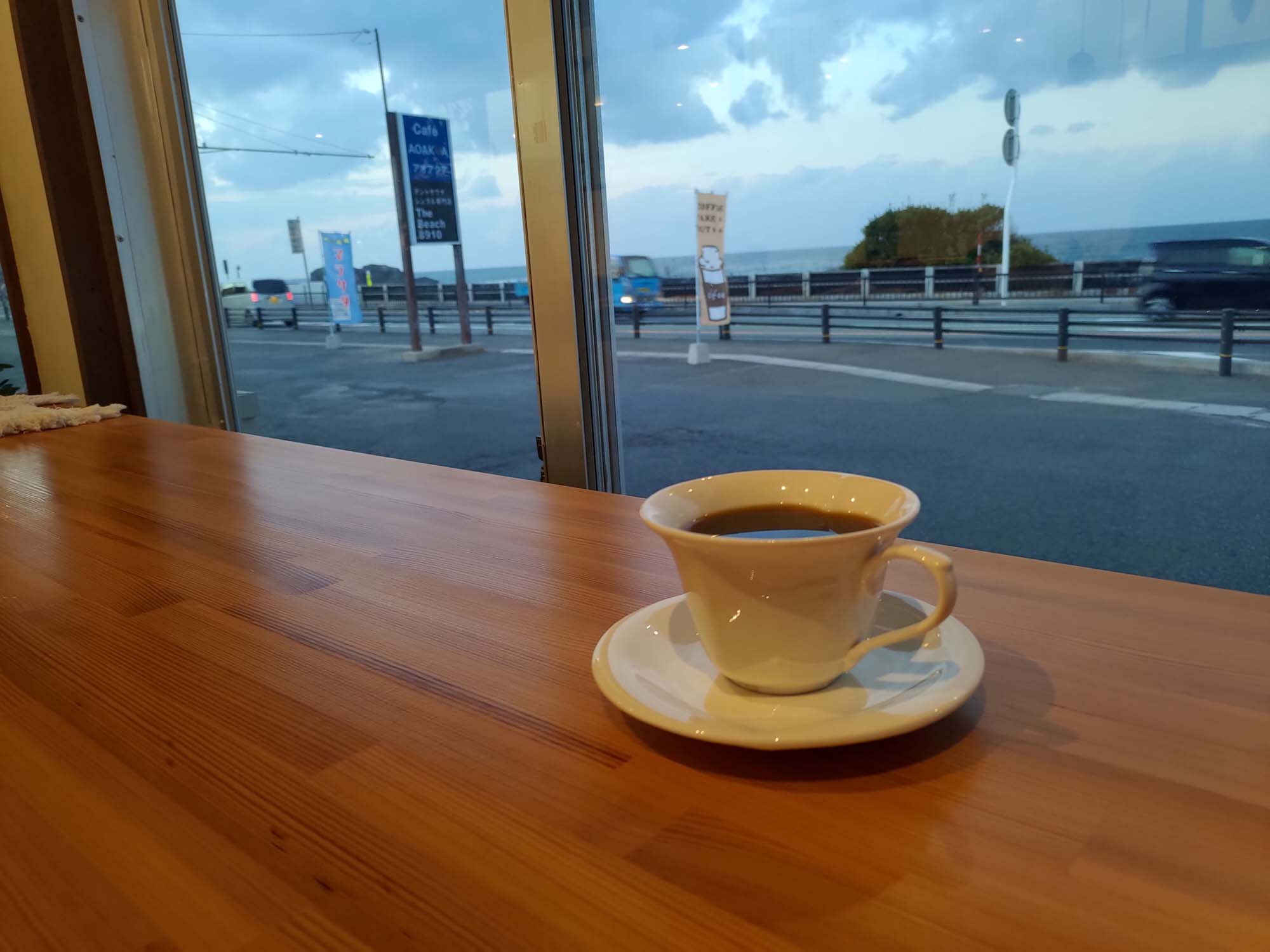 鳥取景點咖啡┃七訪結緣白兔神社參拜 步行1分AOAKUA咖啡文青風 放空看海吃生甜甜圈 鳥取市自由行