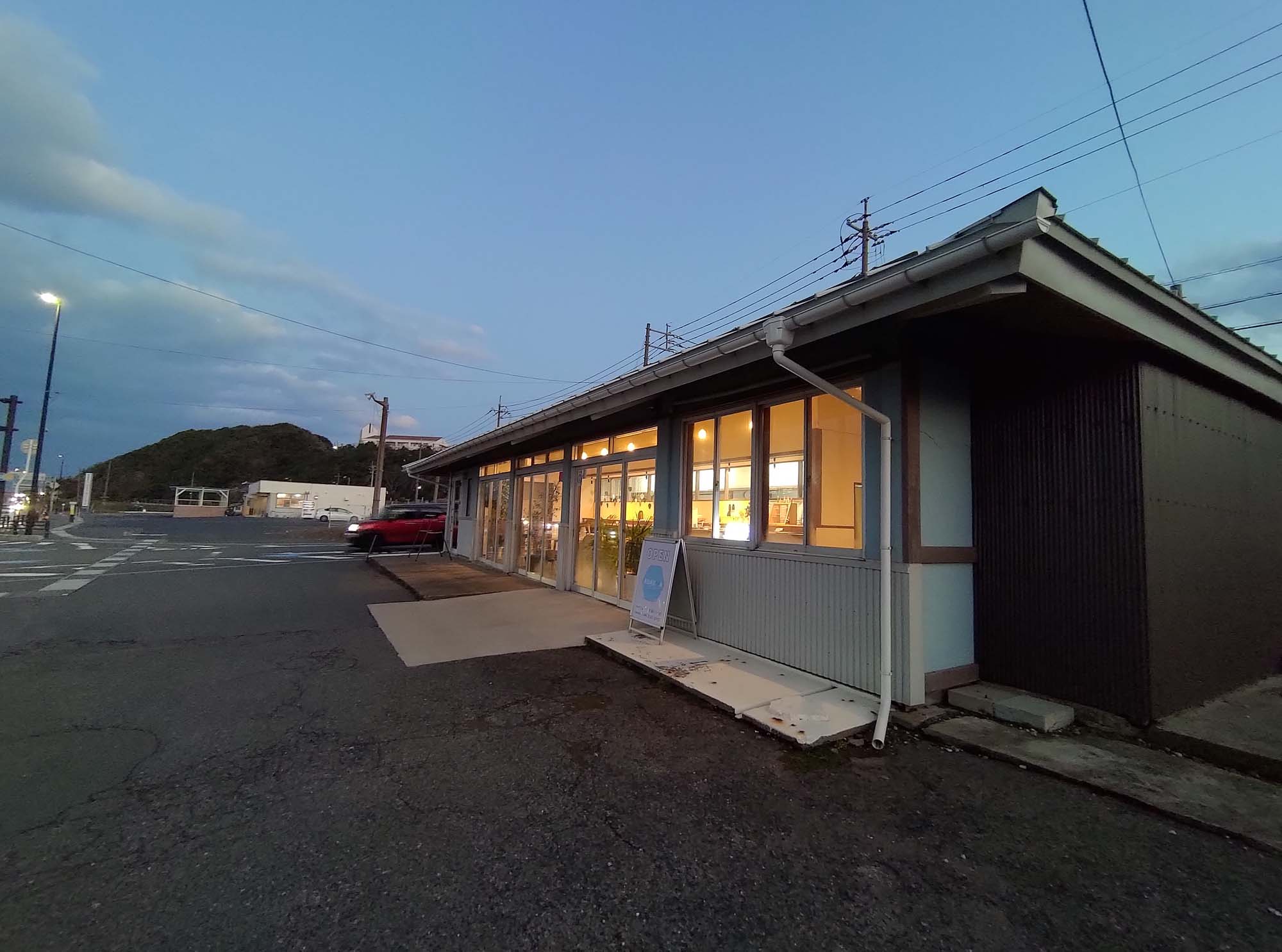 鳥取景點咖啡┃七訪結緣白兔神社參拜 步行1分AOAKUA咖啡文青風 放空看海吃生甜甜圈 鳥取市自由行