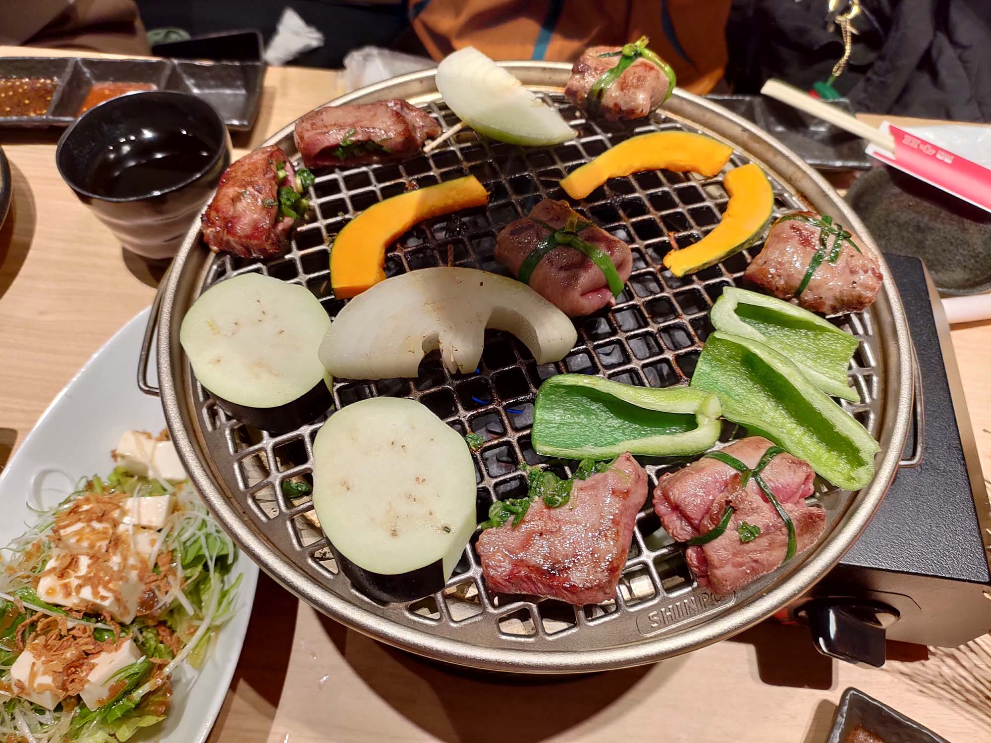 鳥取站餐廳|優質和牛燒肉 和牛涮涮鍋 在地食材海鮮居酒屋 拉麵 推薦四間走路就到 鳥取站人氣餐廳 鳥取自由行 鳥取站美食 - 第7張圖 鳥取站餐廳|優質和牛燒肉 和牛涮涮鍋 在地食材海鮮居酒屋 拉麵 推薦四間走路就到 鳥取站人氣餐廳 鳥取自由行 鳥取站美食