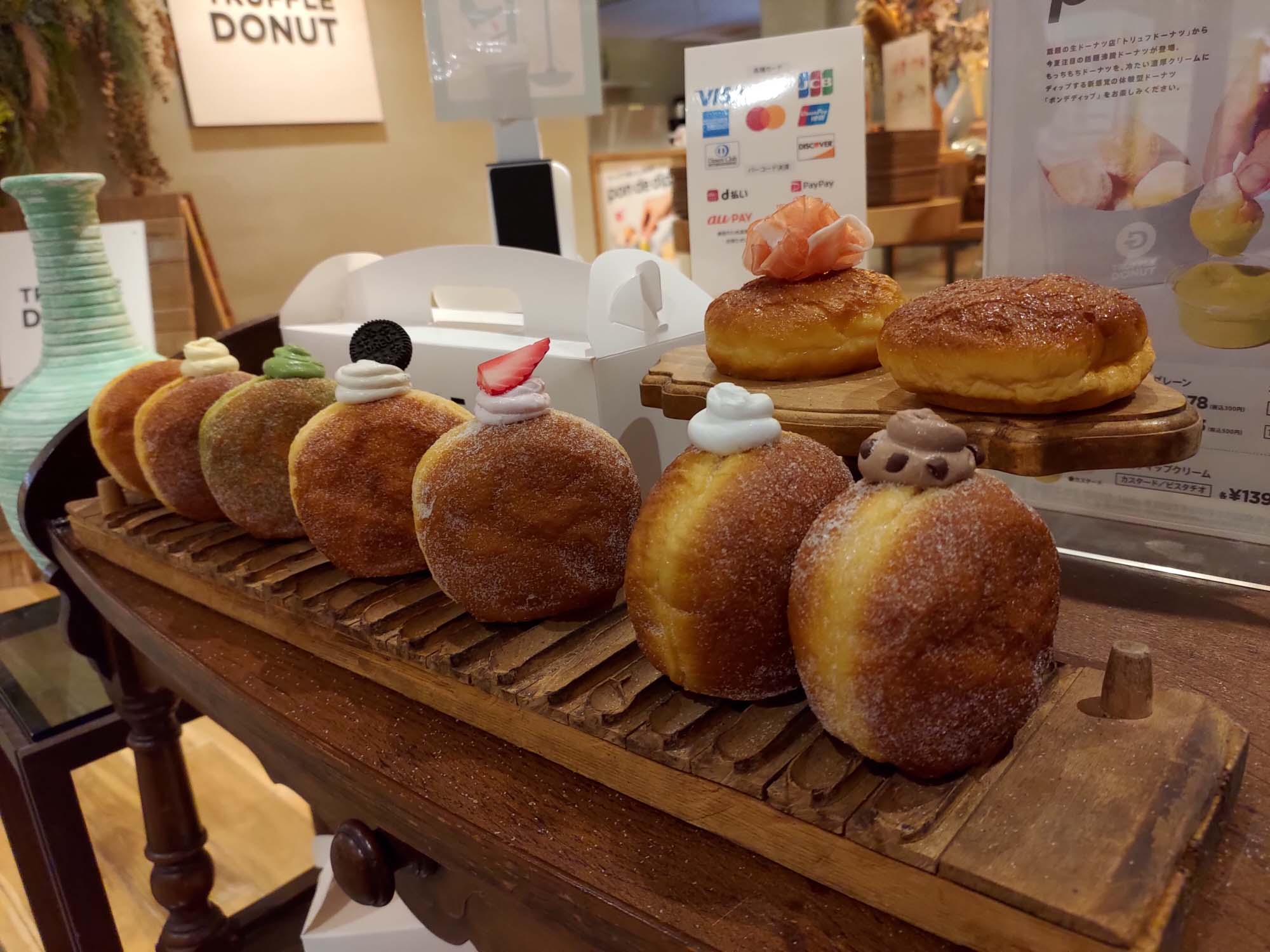 鳥取咖啡甜甜圈┃鳥取站前丸由百貨人氣TRUFFLE DONUT 生甜甜圈 Q彈膨鬆夢幻口感 逛百貨吃下午茶 鳥取市自由行 鳥取甜點