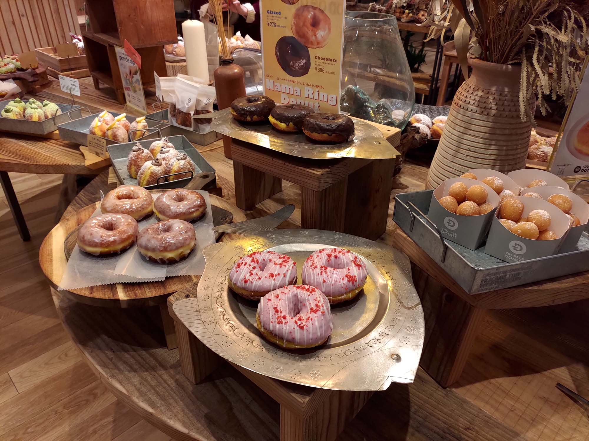 鳥取咖啡甜甜圈┃鳥取站前丸由百貨人氣TRUFFLE DONUT 生甜甜圈 Q彈膨鬆夢幻口感 逛百貨吃下午茶 鳥取市自由行 鳥取甜點