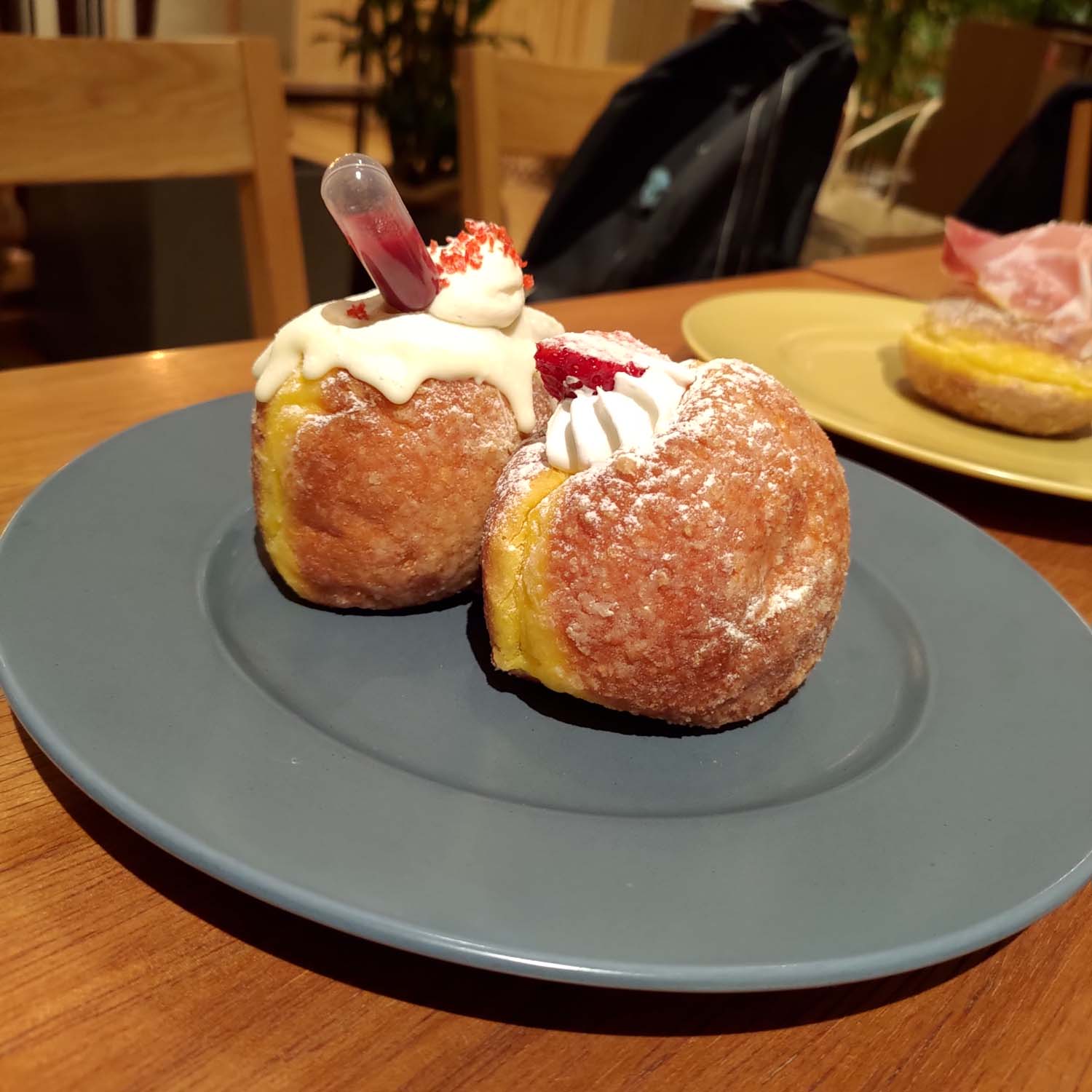 鳥取咖啡甜甜圈┃鳥取站前丸由百貨人氣TRUFFLE DONUT 生甜甜圈 Q彈膨鬆夢幻口感 逛百貨吃下午茶 鳥取市自由行 鳥取甜點