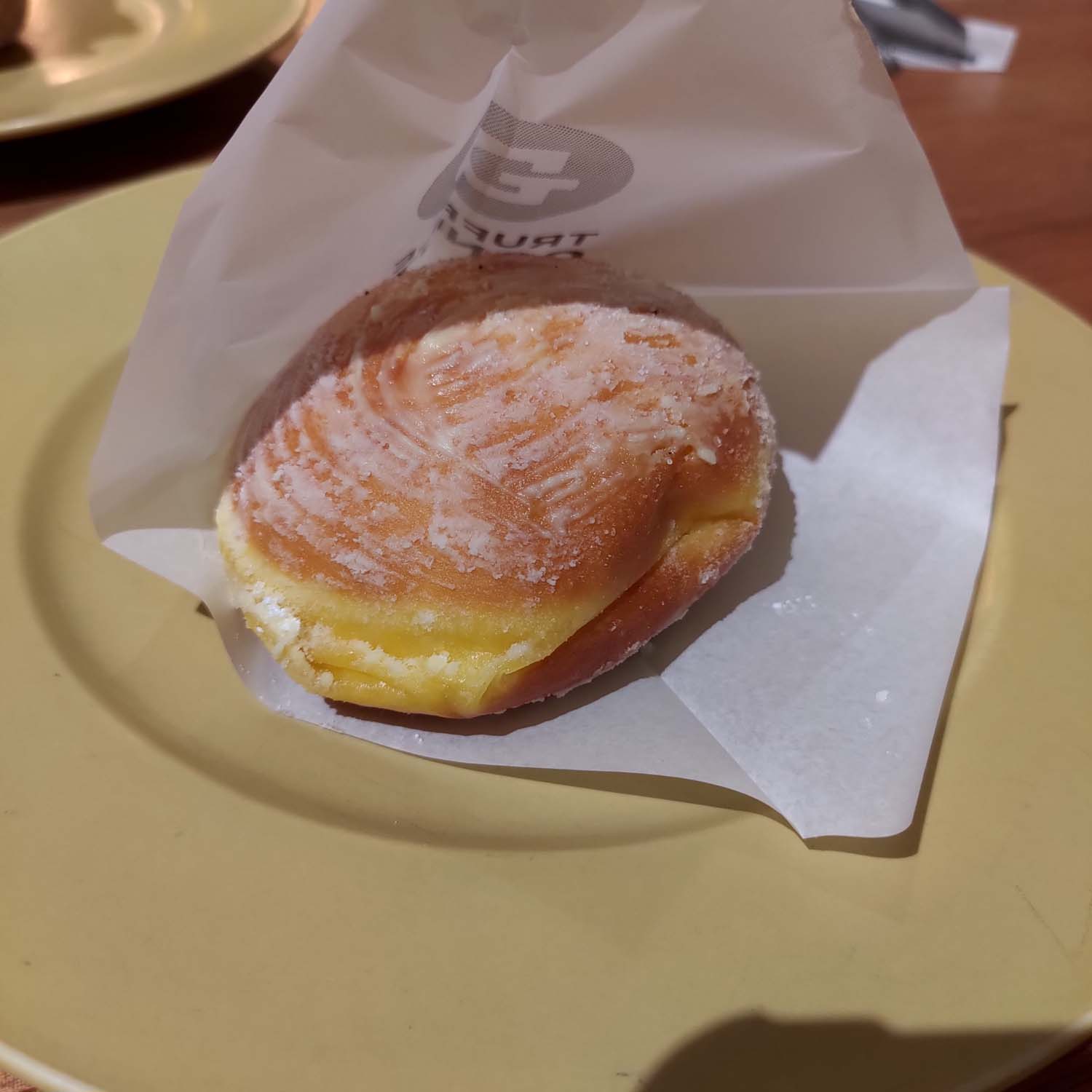 鳥取咖啡甜甜圈┃鳥取站前丸由百貨人氣TRUFFLE DONUT 生甜甜圈 Q彈膨鬆夢幻口感 逛百貨吃下午茶 鳥取市自由行 鳥取甜點