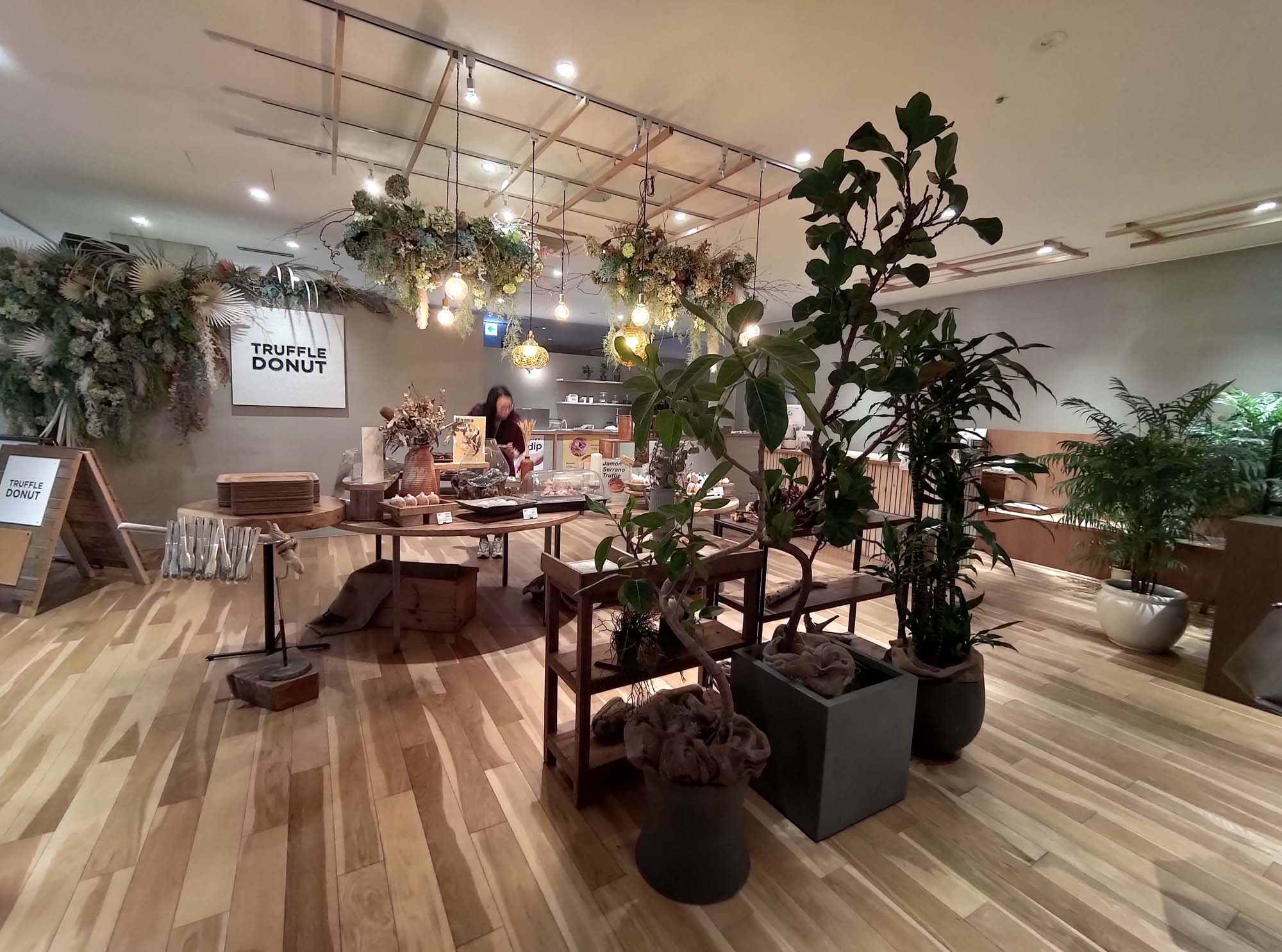 鳥取咖啡甜甜圈┃鳥取站前丸由百貨人氣TRUFFLE DONUT 生甜甜圈 Q彈膨鬆夢幻口感 逛百貨吃下午茶 鳥取市自由行 鳥取甜點