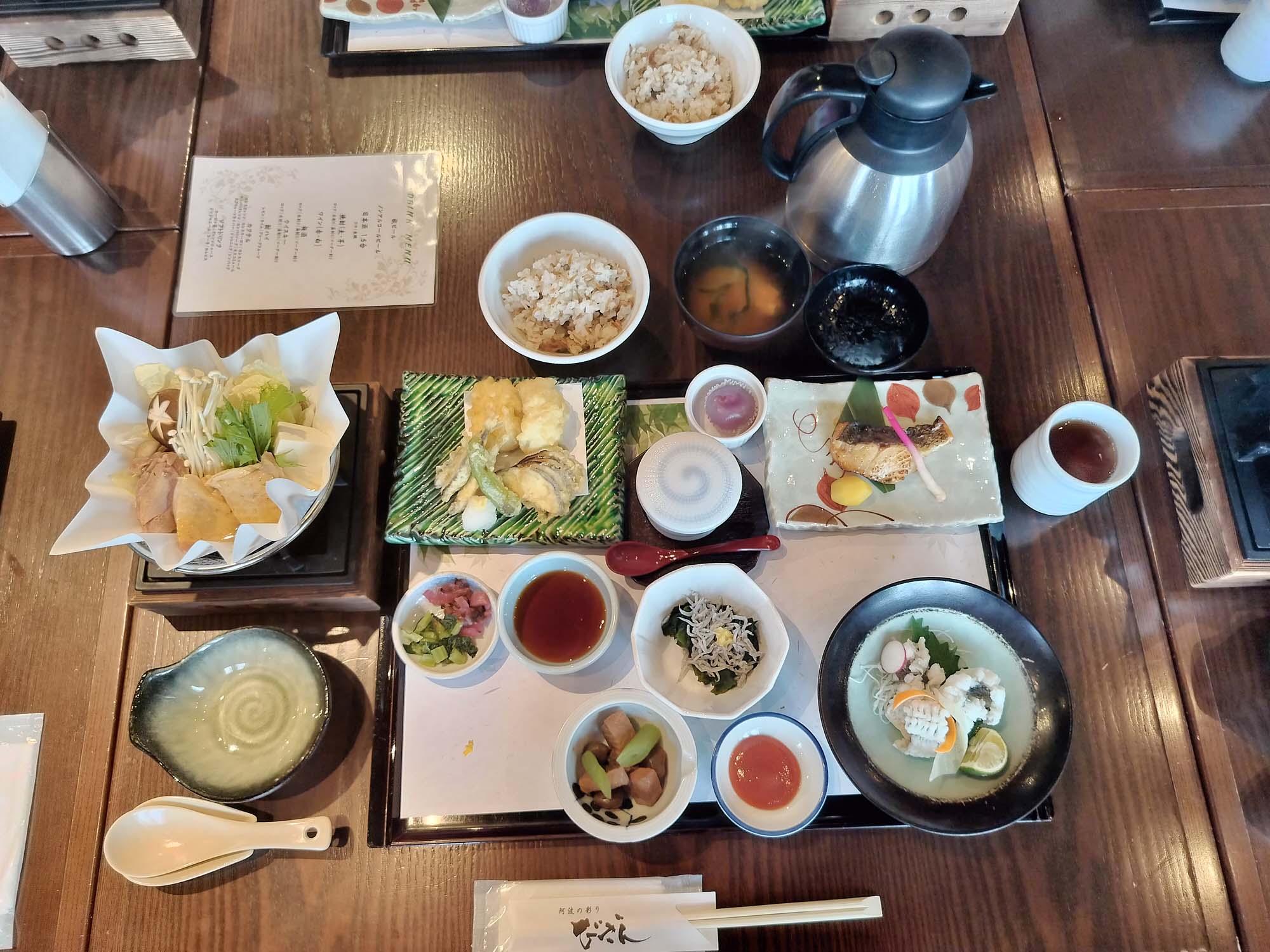 德島必吃美食┃在地人口袋名單大公開 德島市區6間人氣餐廳 阿波牛燒肉 鼓虎創意串燒 大漁直送海鮮 一鴻阿波尾雞骨付雞 Fujiya家庭和食