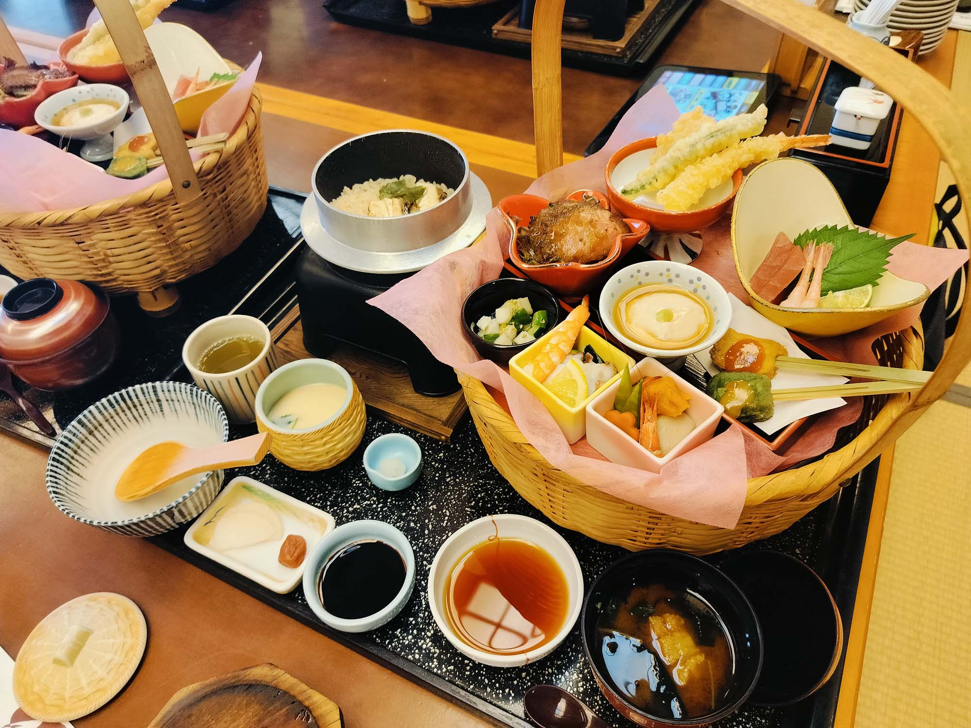 德島必吃美食┃在地人口袋名單大公開 德島市區6間人氣餐廳 阿波牛燒肉 鼓虎創意串燒 大漁直送海鮮 一鴻阿波尾雞骨付雞 Fujiya家庭和食