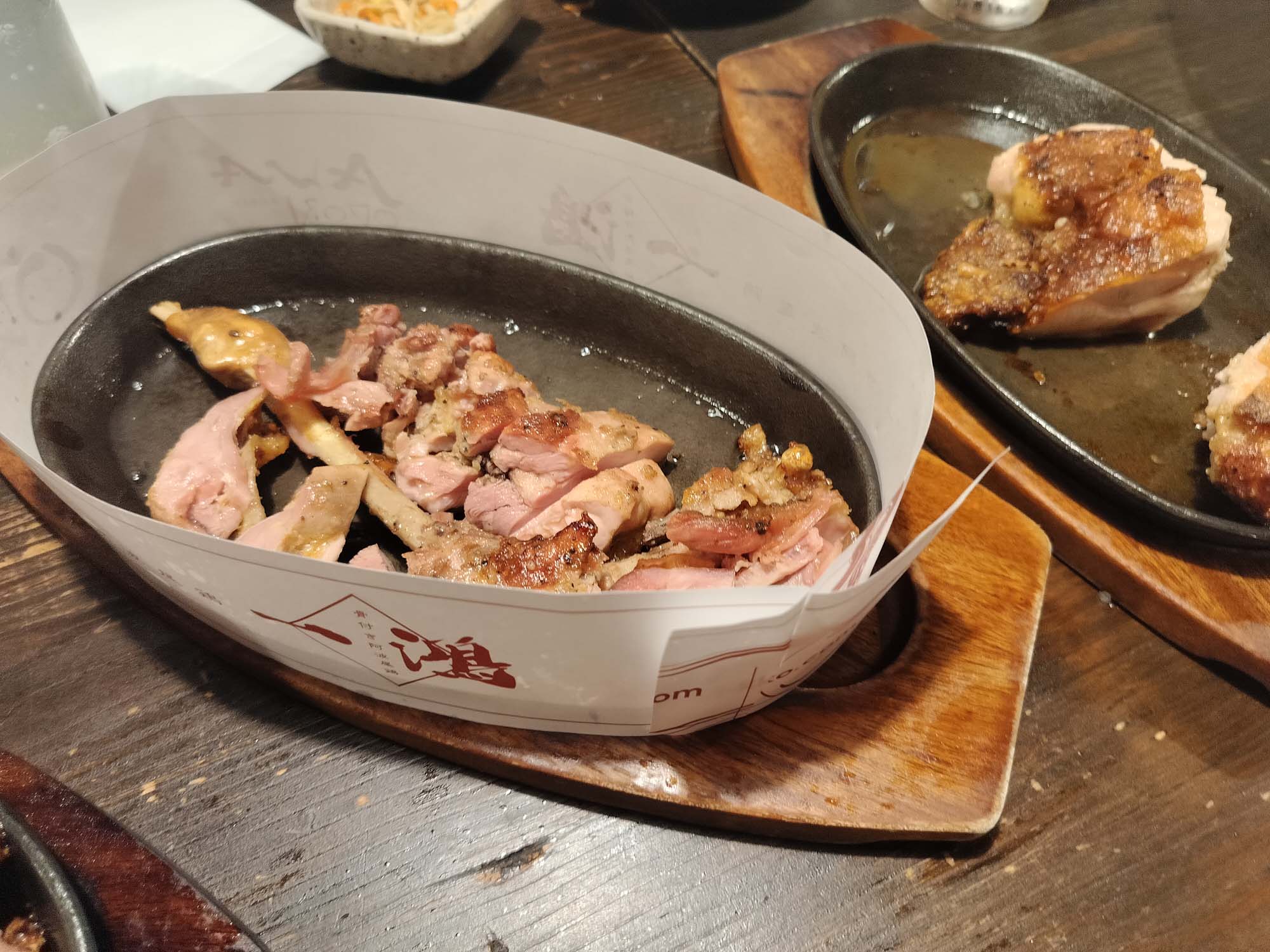 德島必吃美食┃JR 站步行直達「一鴻」居酒屋 日本銷量第一阿波尾雞骨付雞擠酸橘皮脆肉彈清爽 超人氣 德島自由行 德島站美食