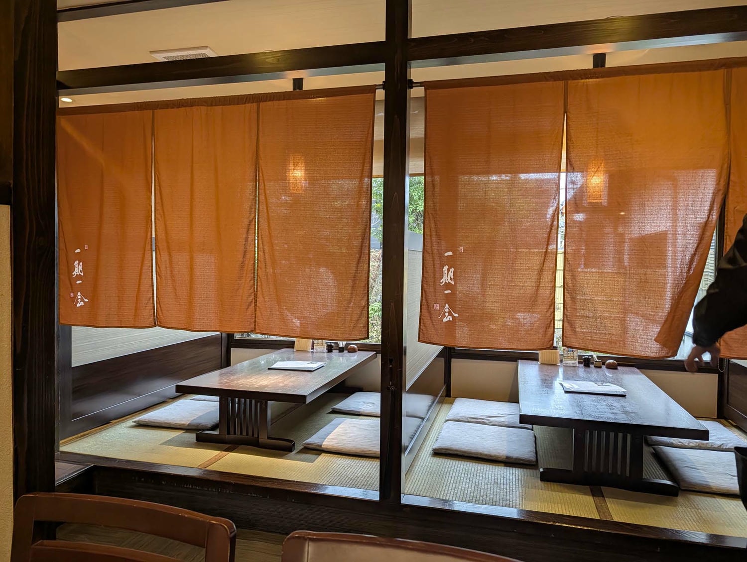 熊本市美食┃鰻魚德永(うなぎの徳永北部)大正百年老店鰻魚飯 傳統蒸烤雙絕 親子丼薑燒豬多樣菜色 中文線上預約 市區開車半小時 - 第8張圖 熊本市美食┃鰻魚德永(うなぎの徳永北部)大正百年老店鰻魚飯 傳統蒸烤雙絕 親子丼薑燒豬多樣菜色 中文線上預約 市區開車半小時