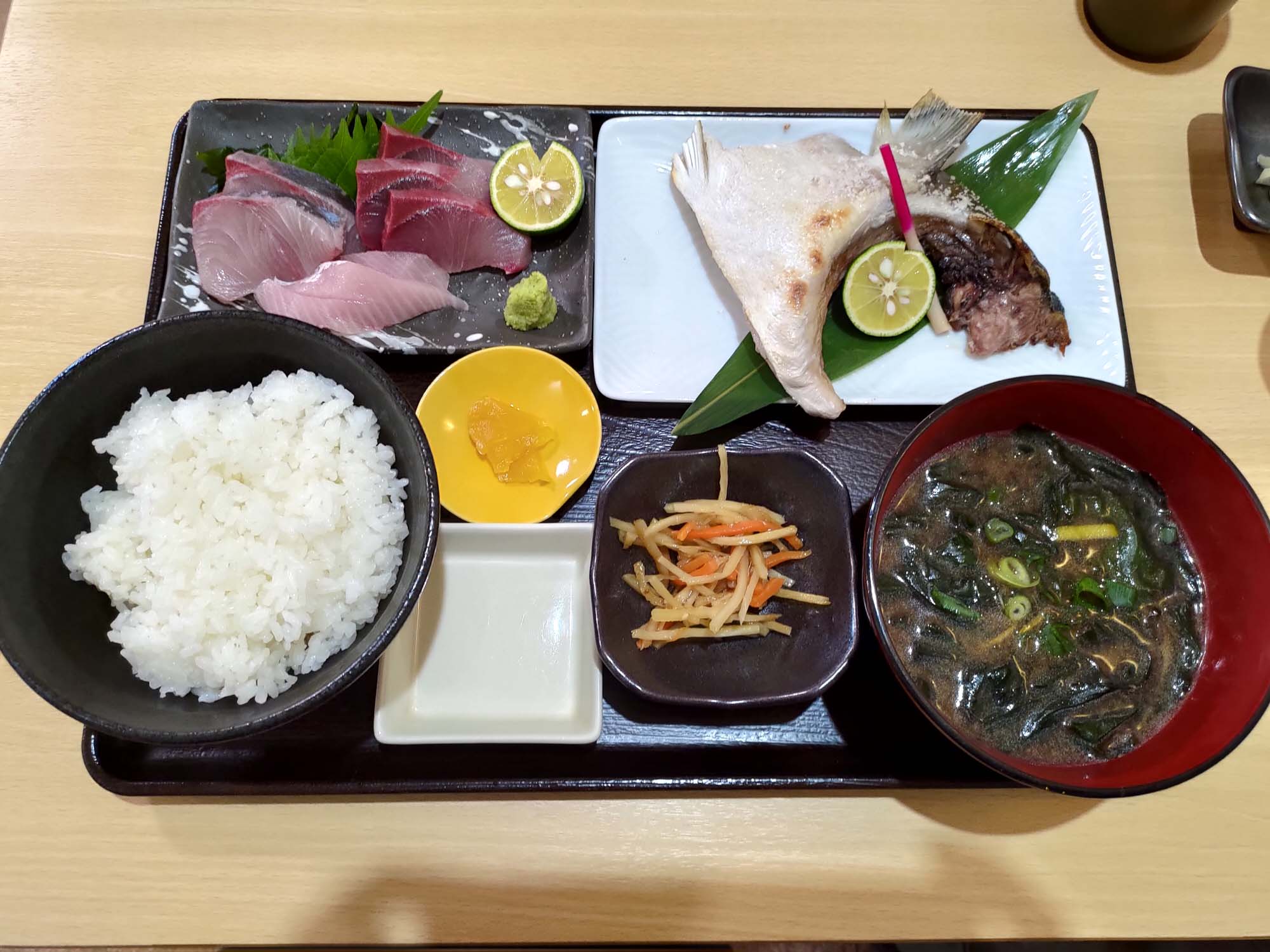 德島必吃美食┃在地人口袋名單大公開 德島市區6間人氣餐廳 阿波牛燒肉 鼓虎創意串燒 大漁直送海鮮 一鴻阿波尾雞骨付雞 Fujiya家庭和食