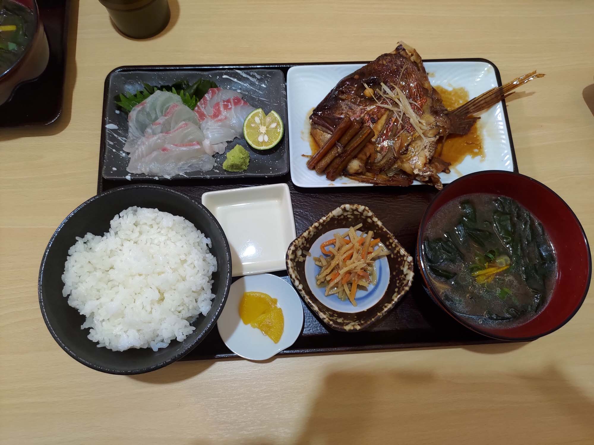 德島必吃美食┃在地人口袋名單大公開 德島市區6間人氣餐廳 阿波牛燒肉 鼓虎創意串燒 大漁直送海鮮 一鴻阿波尾雞骨付雞 Fujiya家庭和食