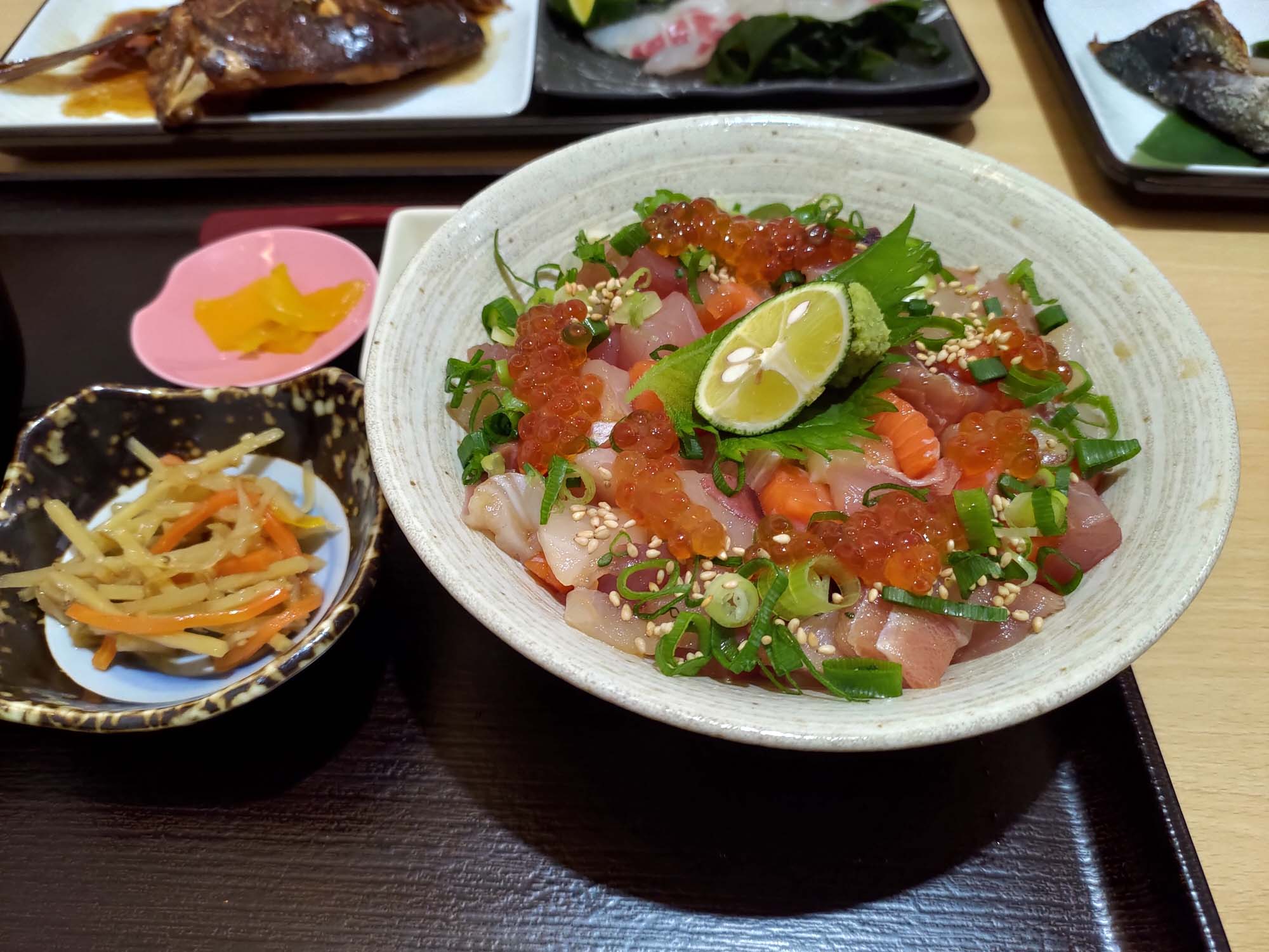 德島必吃美食┃在地人口袋名單大公開 德島市區6間人氣餐廳 阿波牛燒肉 鼓虎創意串燒 大漁直送海鮮 一鴻阿波尾雞骨付雞 Fujiya家庭和食
