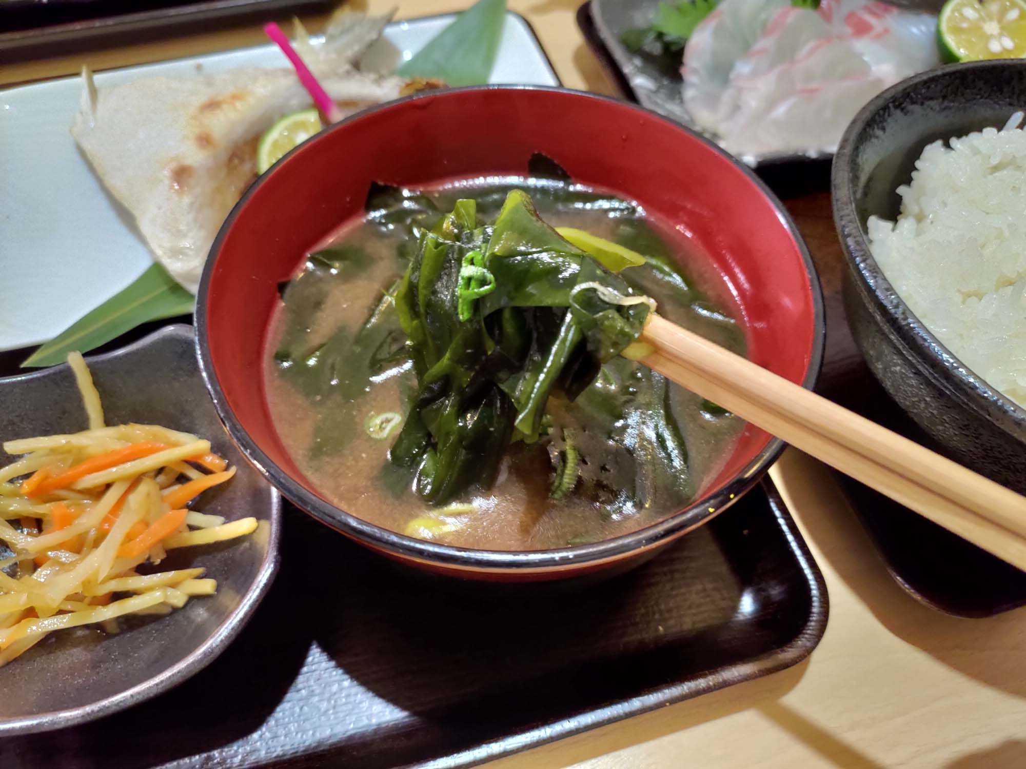 德島必吃美食┃在地人口袋名單大公開 德島市區6間人氣餐廳 阿波牛燒肉 鼓虎創意串燒 大漁直送海鮮 一鴻阿波尾雞骨付雞 Fujiya家庭和食