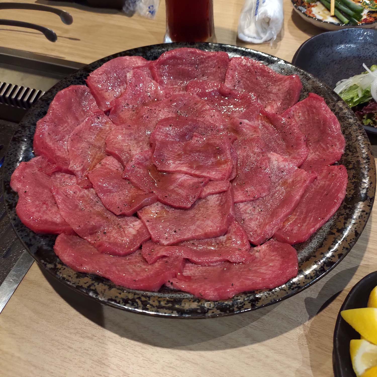 德島必吃美食┃在地人口袋名單大公開 德島市區6間人氣餐廳 阿波牛燒肉 鼓虎創意串燒 大漁直送海鮮 一鴻阿波尾雞骨付雞 Fujiya家庭和食