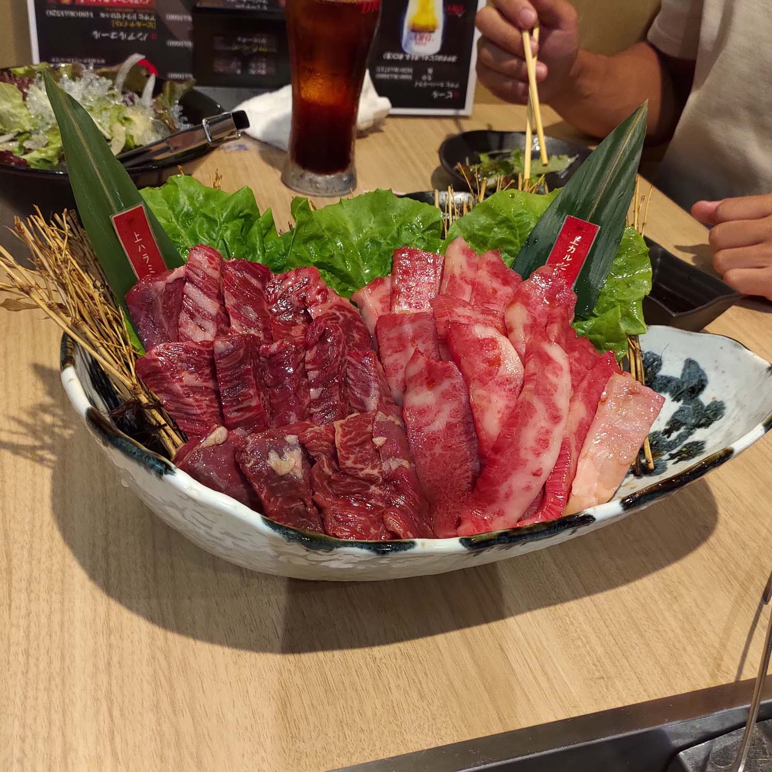 德島必吃美食┃在地人口袋名單大公開 德島市區6間人氣餐廳 阿波牛燒肉 鼓虎創意串燒 大漁直送海鮮 一鴻阿波尾雞骨付雞 Fujiya家庭和食