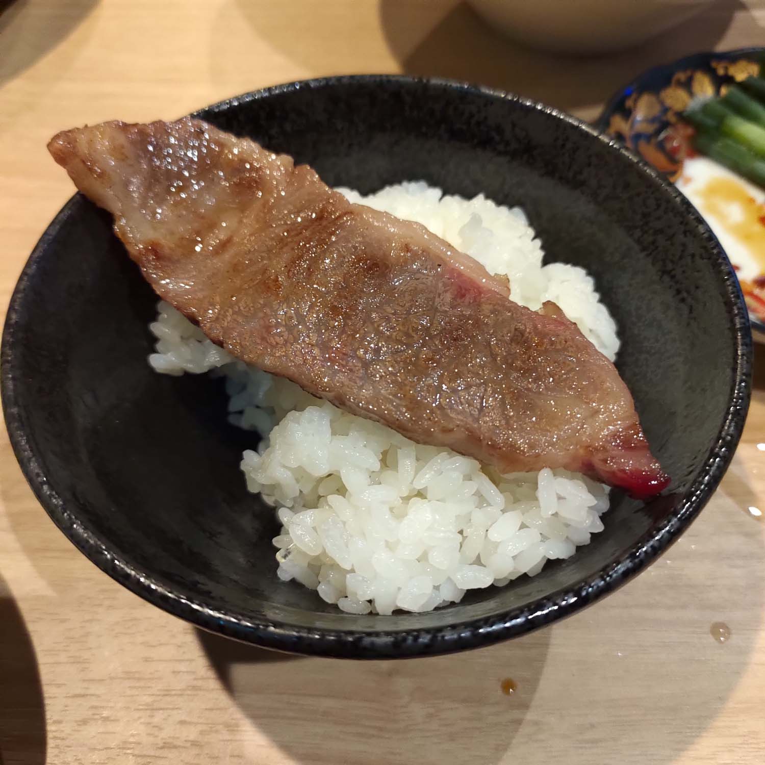 德島必吃美食┃在地人口袋名單大公開 德島市區6間人氣餐廳 阿波牛燒肉 鼓虎創意串燒 大漁直送海鮮 一鴻阿波尾雞骨付雞 Fujiya家庭和食