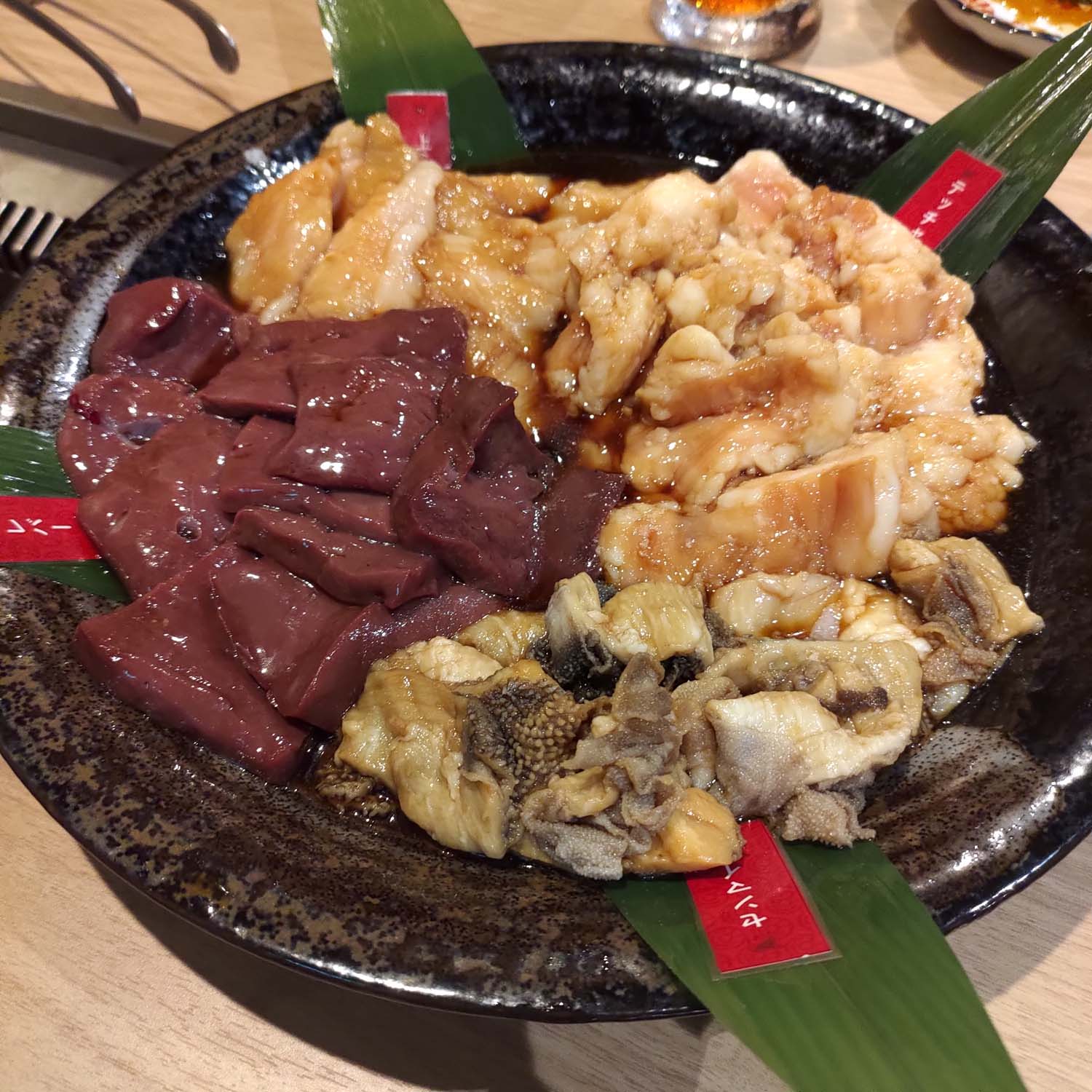 德島必吃美食┃在地人口袋名單大公開 德島市區6間人氣餐廳 阿波牛燒肉 鼓虎創意串燒 大漁直送海鮮 一鴻阿波尾雞骨付雞 Fujiya家庭和食