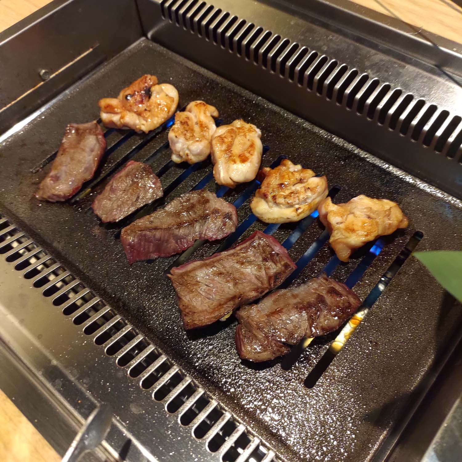 德島必吃美食┃在地人口袋名單大公開 德島市區6間人氣餐廳 阿波牛燒肉 鼓虎創意串燒 大漁直送海鮮 一鴻阿波尾雞骨付雞 Fujiya家庭和食