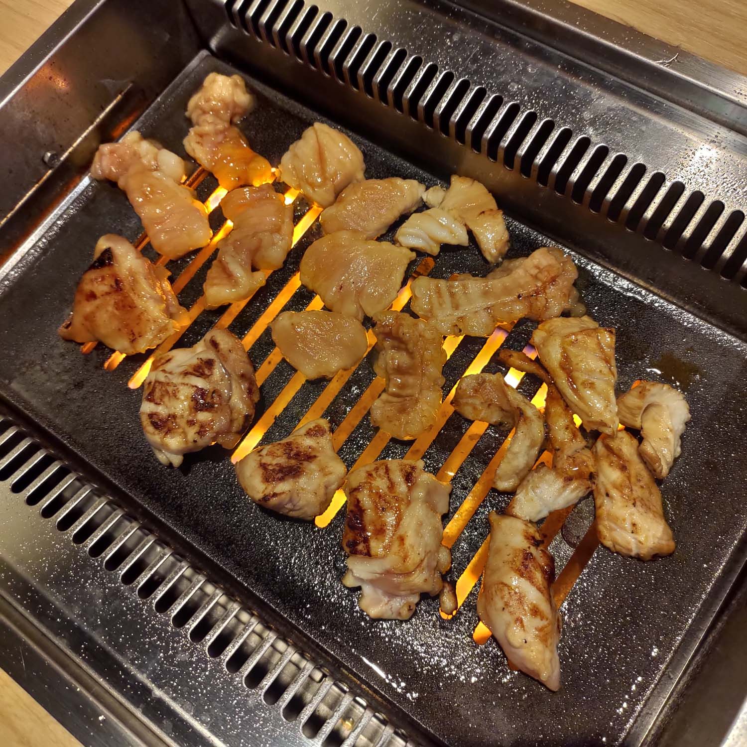 德島必吃美食┃在地人口袋名單大公開 德島市區6間人氣餐廳 阿波牛燒肉 鼓虎創意串燒 大漁直送海鮮 一鴻阿波尾雞骨付雞 Fujiya家庭和食