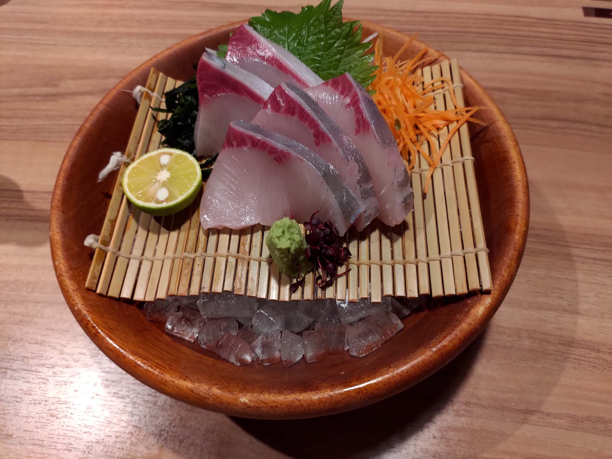 德島必吃美食┃JR 站步行直達「一鴻」居酒屋 日本銷量第一阿波尾雞骨付雞擠酸橘皮脆肉彈清爽 超人氣 德島自由行 德島站美食