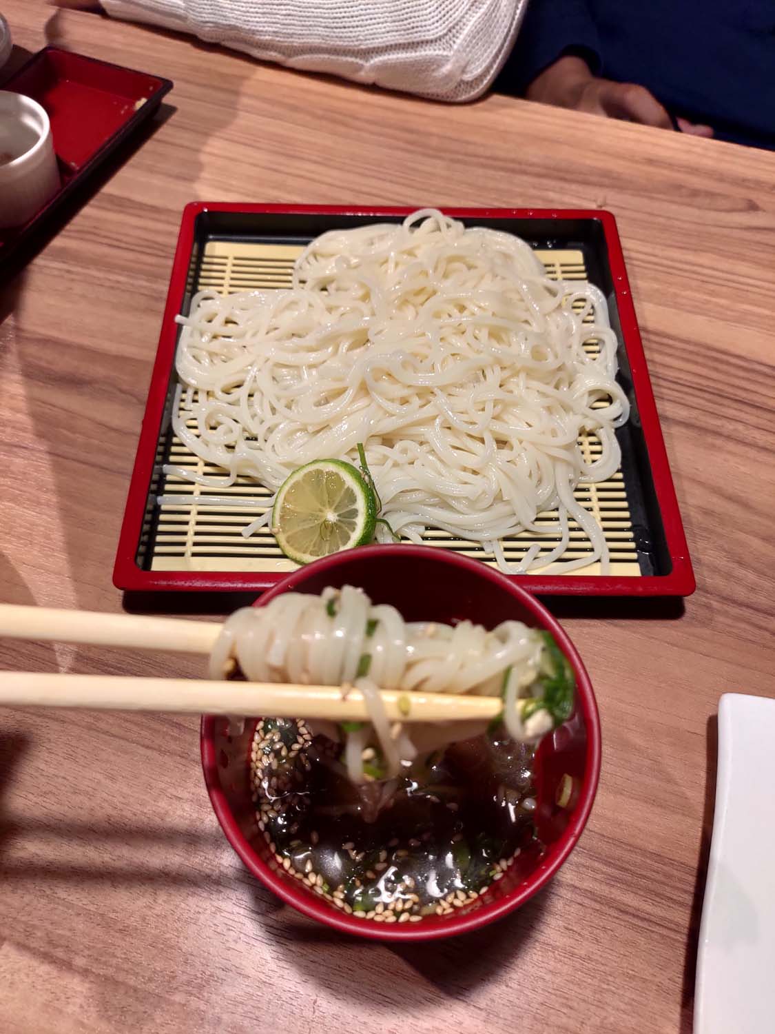 德島必吃美食┃JR 站步行直達「一鴻」居酒屋 日本銷量第一阿波尾雞骨付雞擠酸橘皮脆肉彈清爽 超人氣 德島自由行 德島站美食