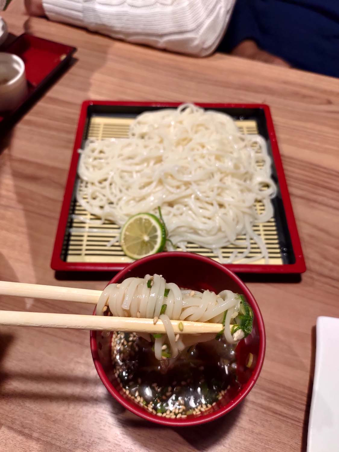 德島必吃美食┃JR 站步行直達「一鴻」居酒屋 日本銷量第一阿波尾雞骨付雞擠酸橘皮脆肉彈清爽 超人氣 德島自由行 德島站美食