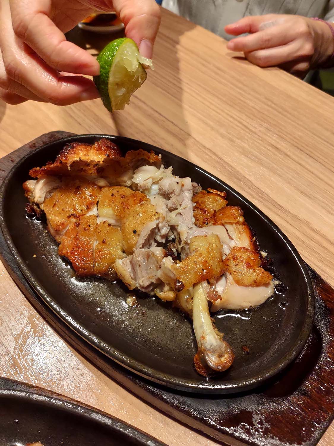 德島必吃美食┃JR 站步行直達「一鴻」居酒屋 日本銷量第一阿波尾雞骨付雞擠酸橘皮脆肉彈清爽 超人氣 德島自由行 德島站美食