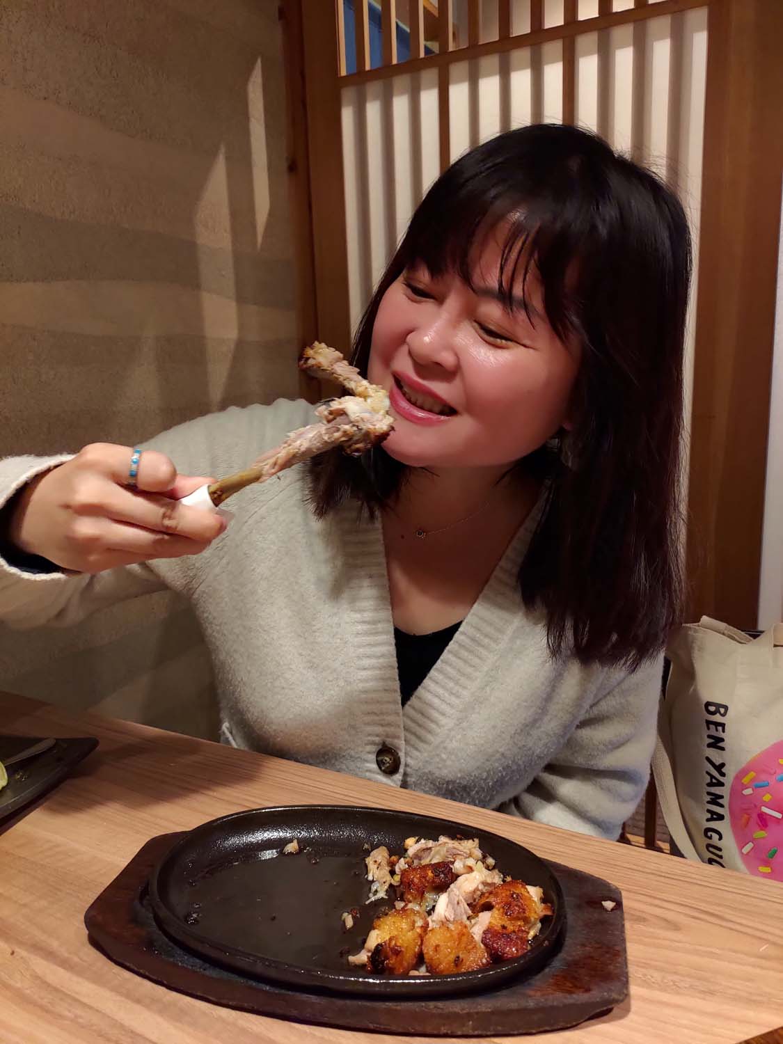 德島必吃美食┃JR 站步行直達「一鴻」居酒屋 日本銷量第一阿波尾雞骨付雞擠酸橘皮脆肉彈清爽 超人氣 德島自由行 德島站美食