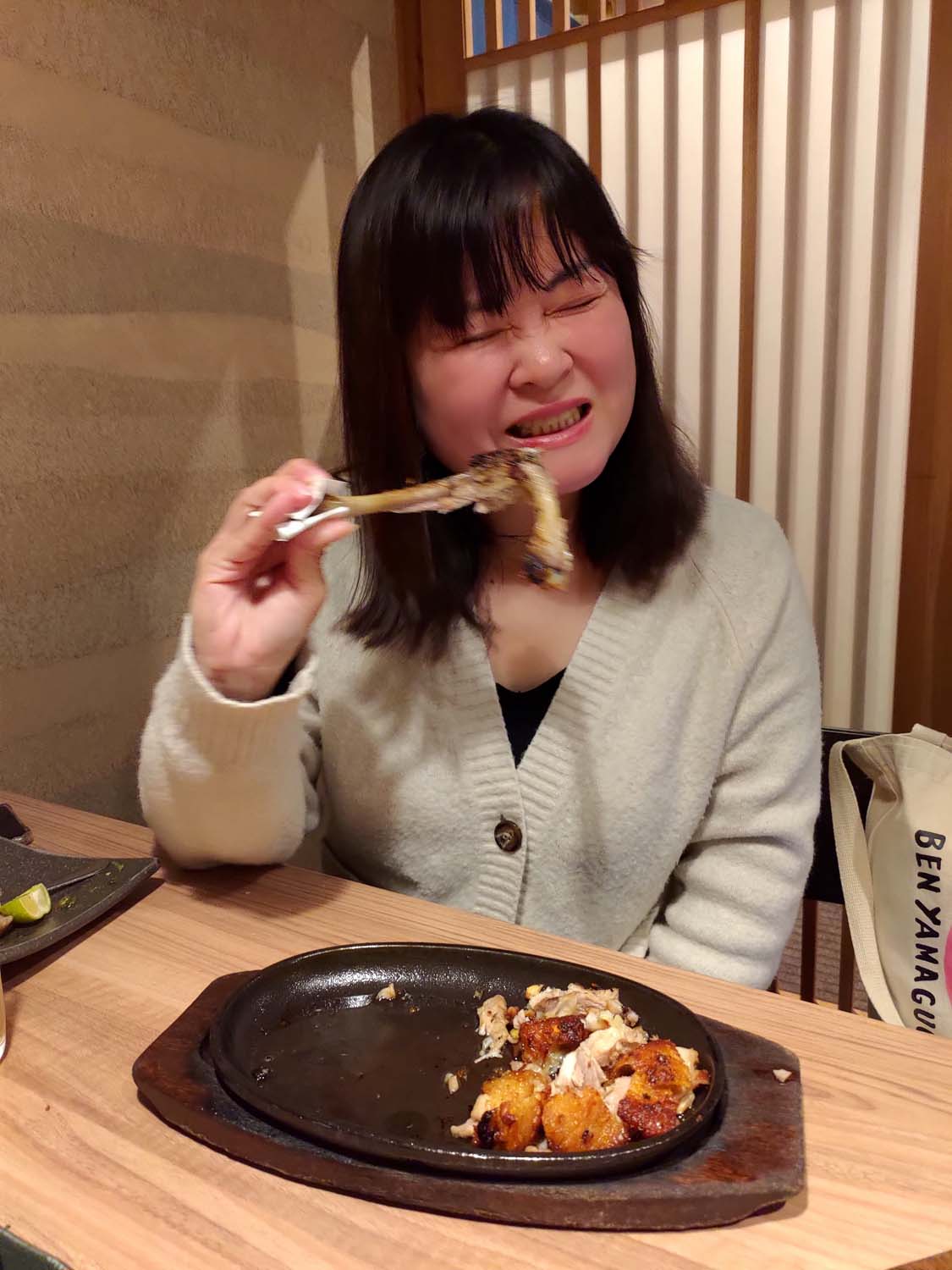 德島必吃美食┃JR 站步行直達「一鴻」居酒屋 日本銷量第一阿波尾雞骨付雞擠酸橘皮脆肉彈清爽 超人氣 德島自由行 德島站美食