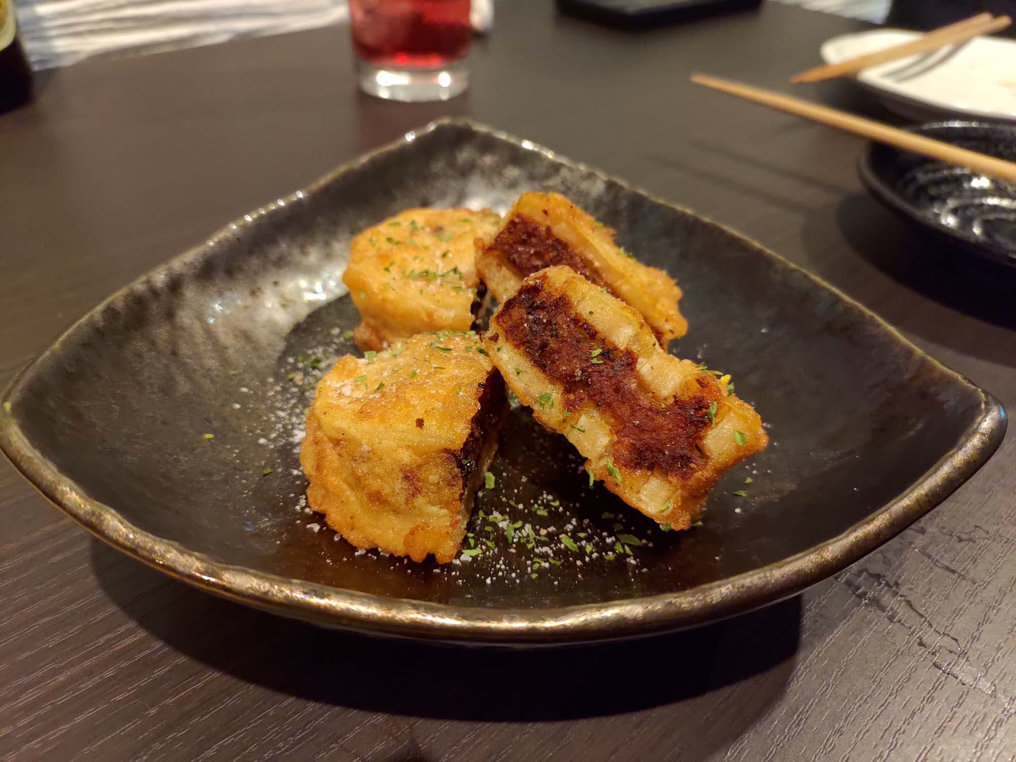 德島必吃美食┃在地人口袋名單大公開 德島市區6間人氣餐廳 阿波牛燒肉 鼓虎創意串燒 大漁直送海鮮 一鴻阿波尾雞骨付雞 Fujiya家庭和食