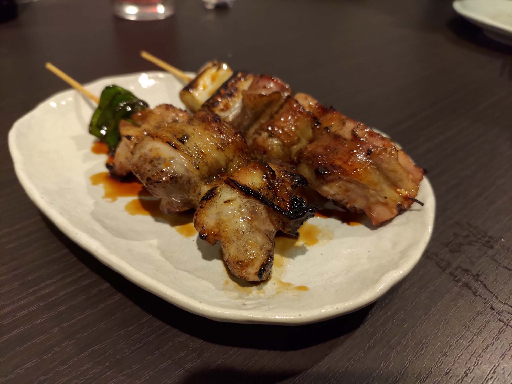 德島必吃美食┃在地人口袋名單大公開 德島市區6間人氣餐廳 阿波牛燒肉 鼓虎創意串燒 大漁直送海鮮 一鴻阿波尾雞骨付雞 Fujiya家庭和食