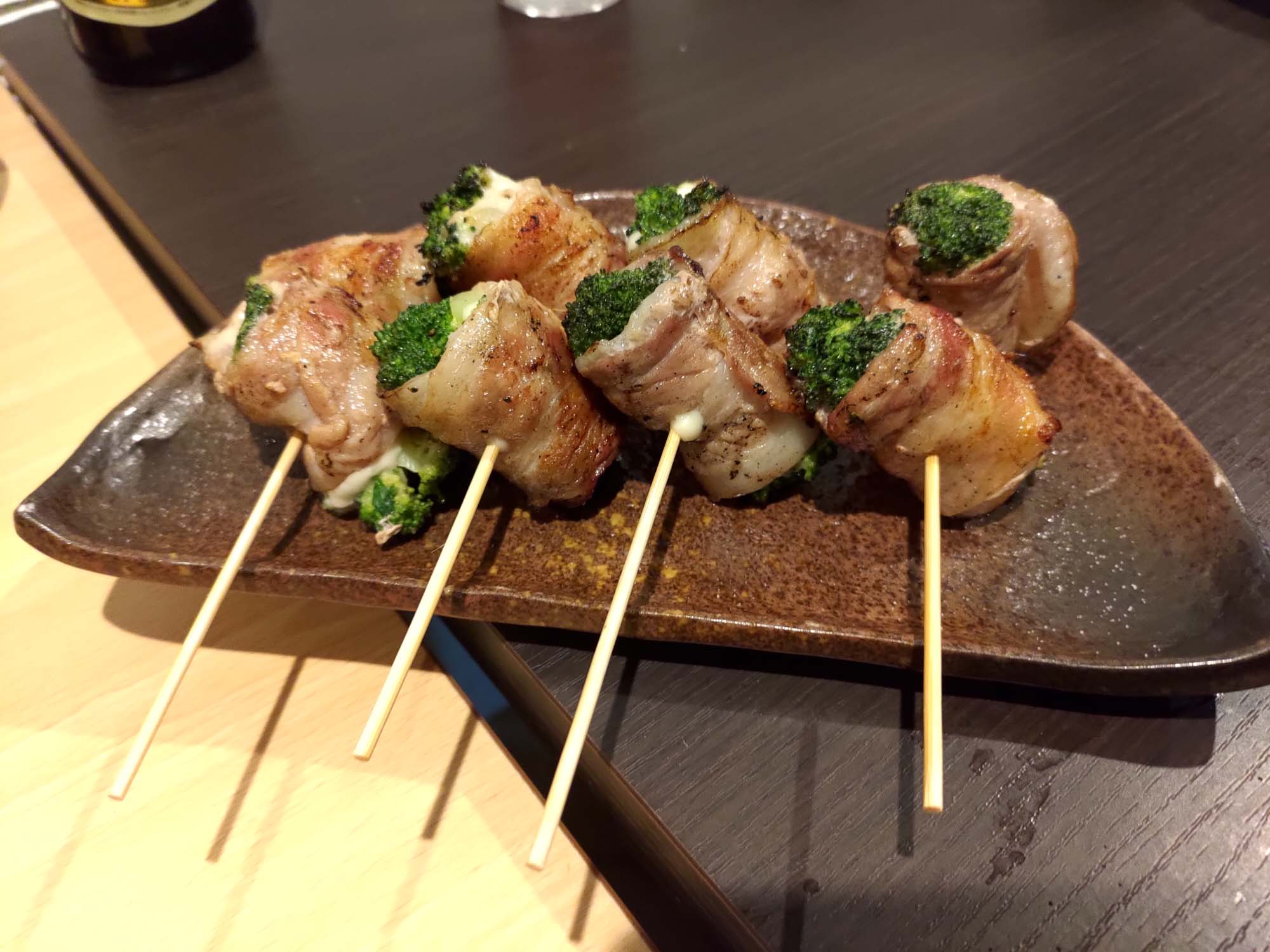 德島必吃美食┃在地人口袋名單大公開 德島市區6間人氣餐廳 阿波牛燒肉 鼓虎創意串燒 大漁直送海鮮 一鴻阿波尾雞骨付雞 Fujiya家庭和食
