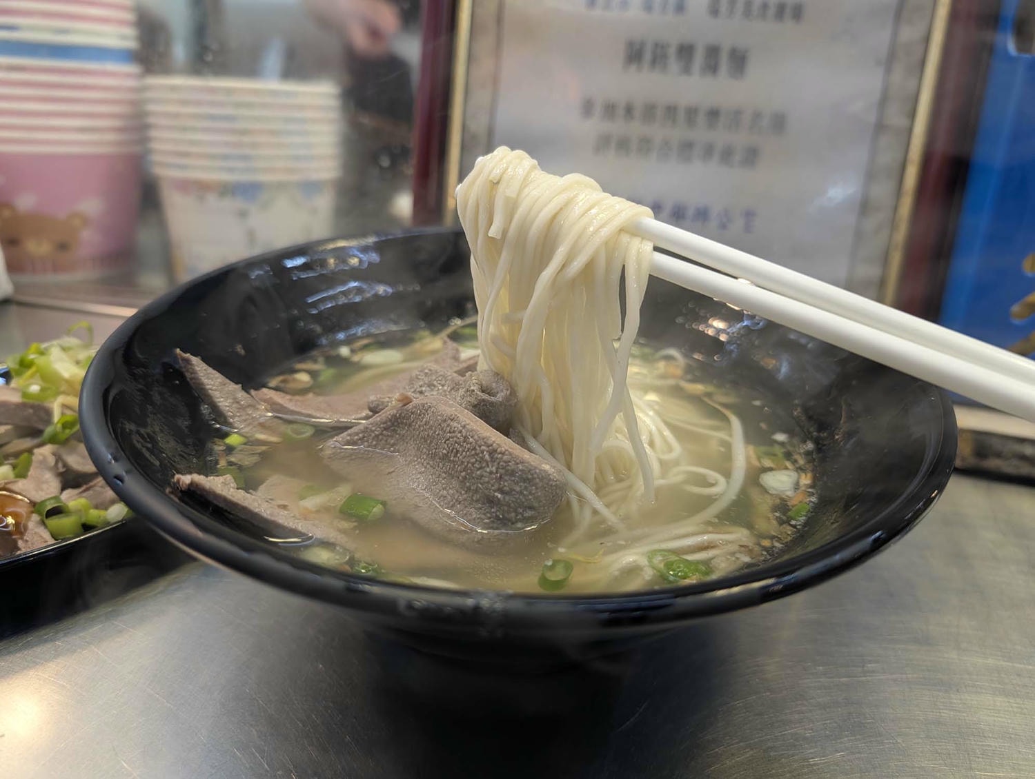 新北瑞芳┃懷舊車站 瑞芳站美食廣場小吃龍鳳腿 瑞芳駅グルメ散策！絶品「双醤麺」と活気あふれる美食広場