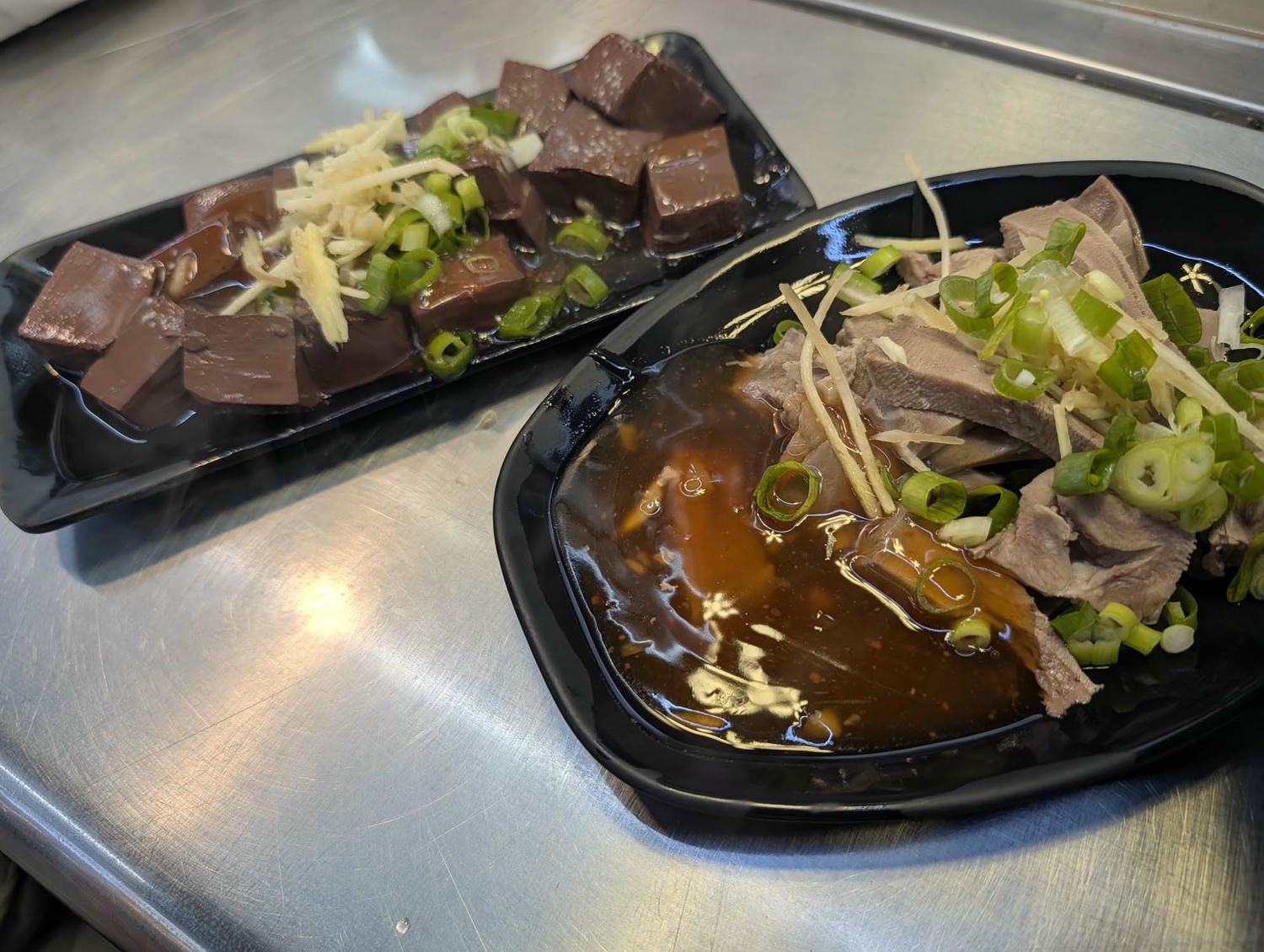 新北瑞芳┃懷舊車站 瑞芳站美食廣場小吃龍鳳腿 瑞芳駅グルメ散策！絶品「双醤麺」と活気あふれる美食広場