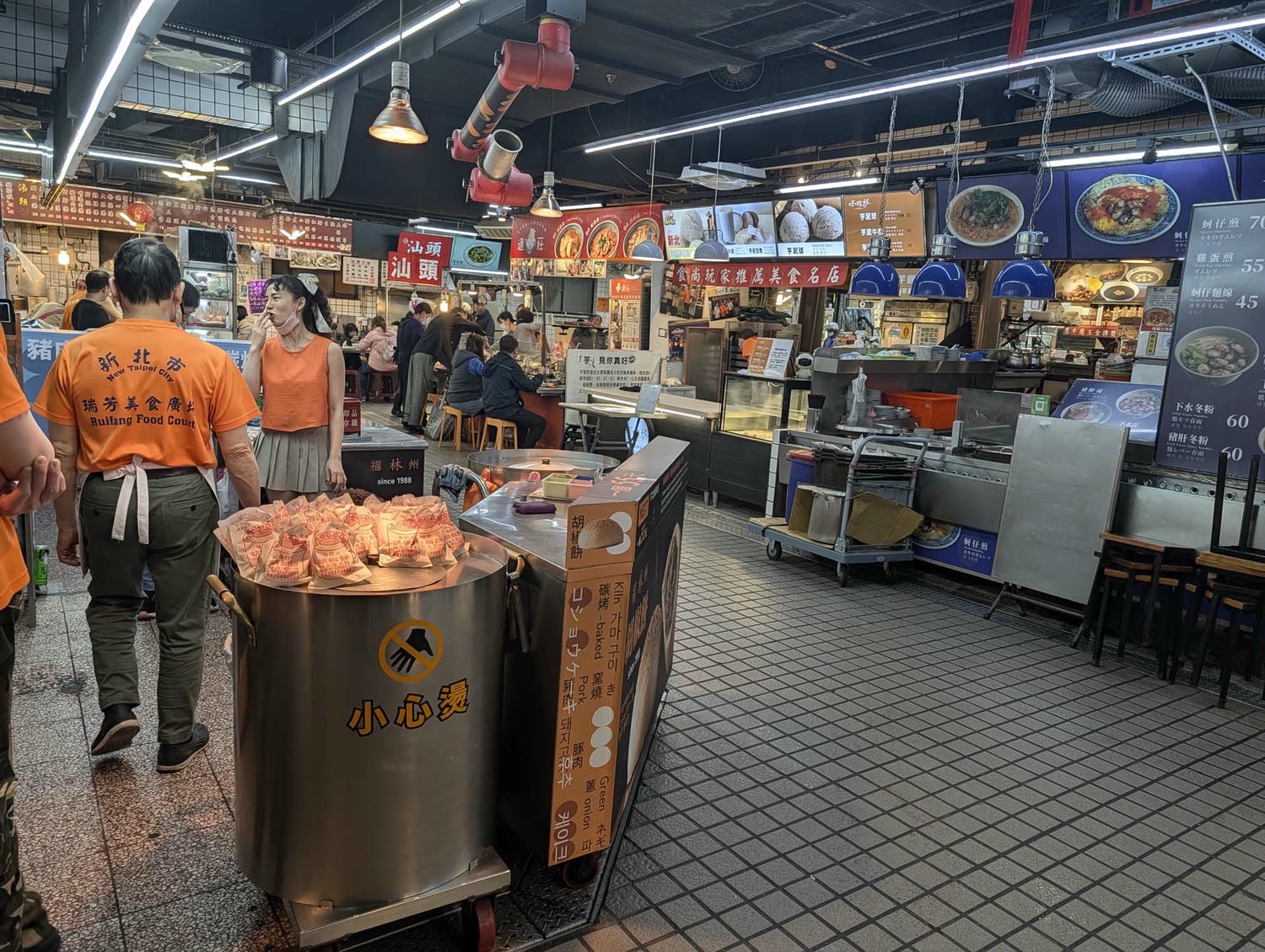 新北瑞芳┃懷舊車站 瑞芳站美食廣場小吃龍鳳腿 瑞芳駅グルメ散策！絶品「双醤麺」と活気あふれる美食広場