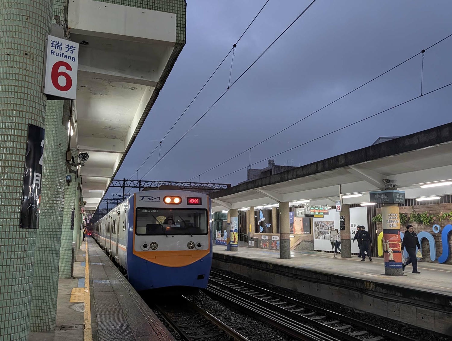 新北瑞芳┃懷舊車站 瑞芳站美食廣場小吃龍鳳腿 瑞芳駅グルメ散策！絶品「双醤麺」と活気あふれる美食広場
