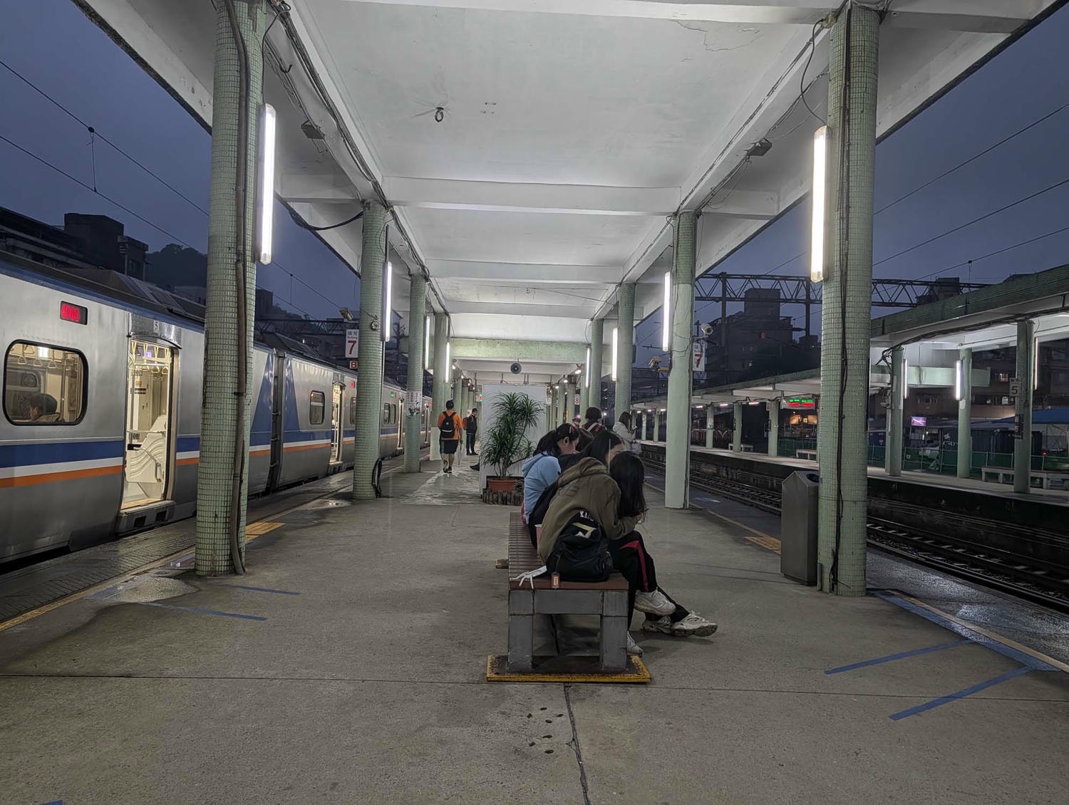 新北瑞芳┃懷舊車站 瑞芳站美食廣場小吃龍鳳腿 瑞芳駅グルメ散策！絶品「双醤麺」と活気あふれる美食広場