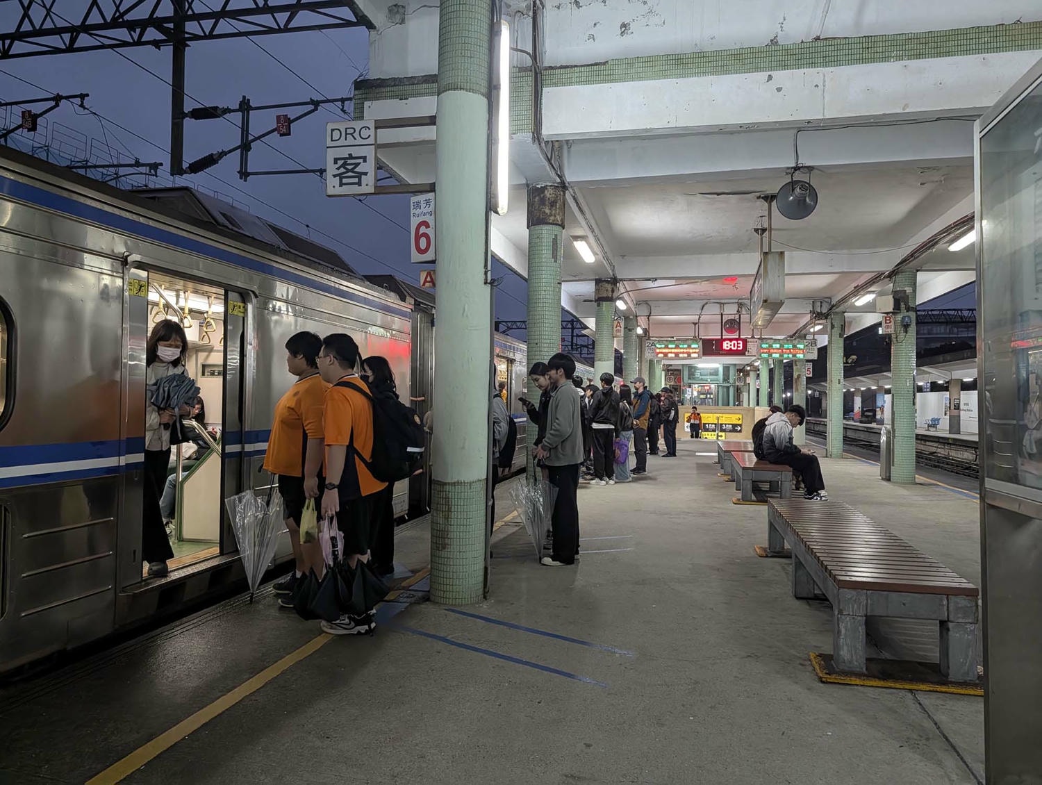 新北瑞芳┃懷舊車站 瑞芳站美食廣場小吃龍鳳腿 瑞芳駅グルメ散策！絶品「双醤麺」と活気あふれる美食広場