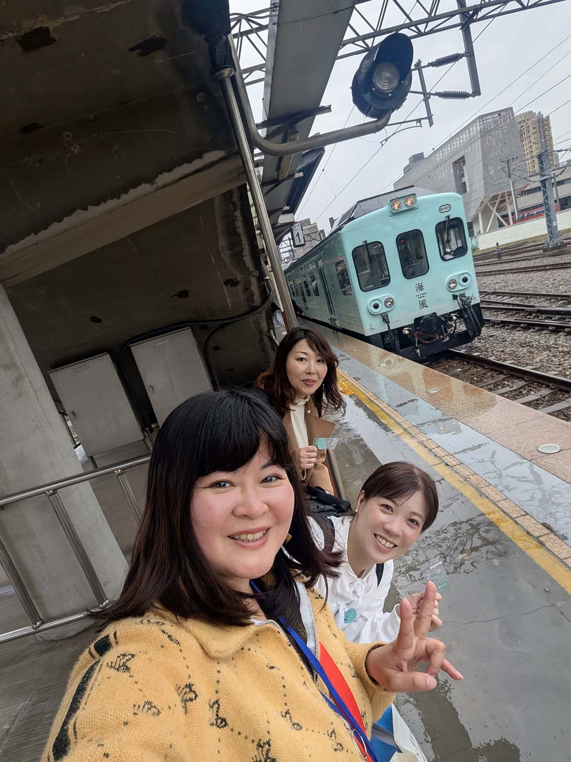 日本人指定要搭台灣觀光列車(甜點列車) Tiffany 藍「海風號 」 海風號啤酒超好喝 台湾初の「スイーツ観光列車」海風号 新竹-台中