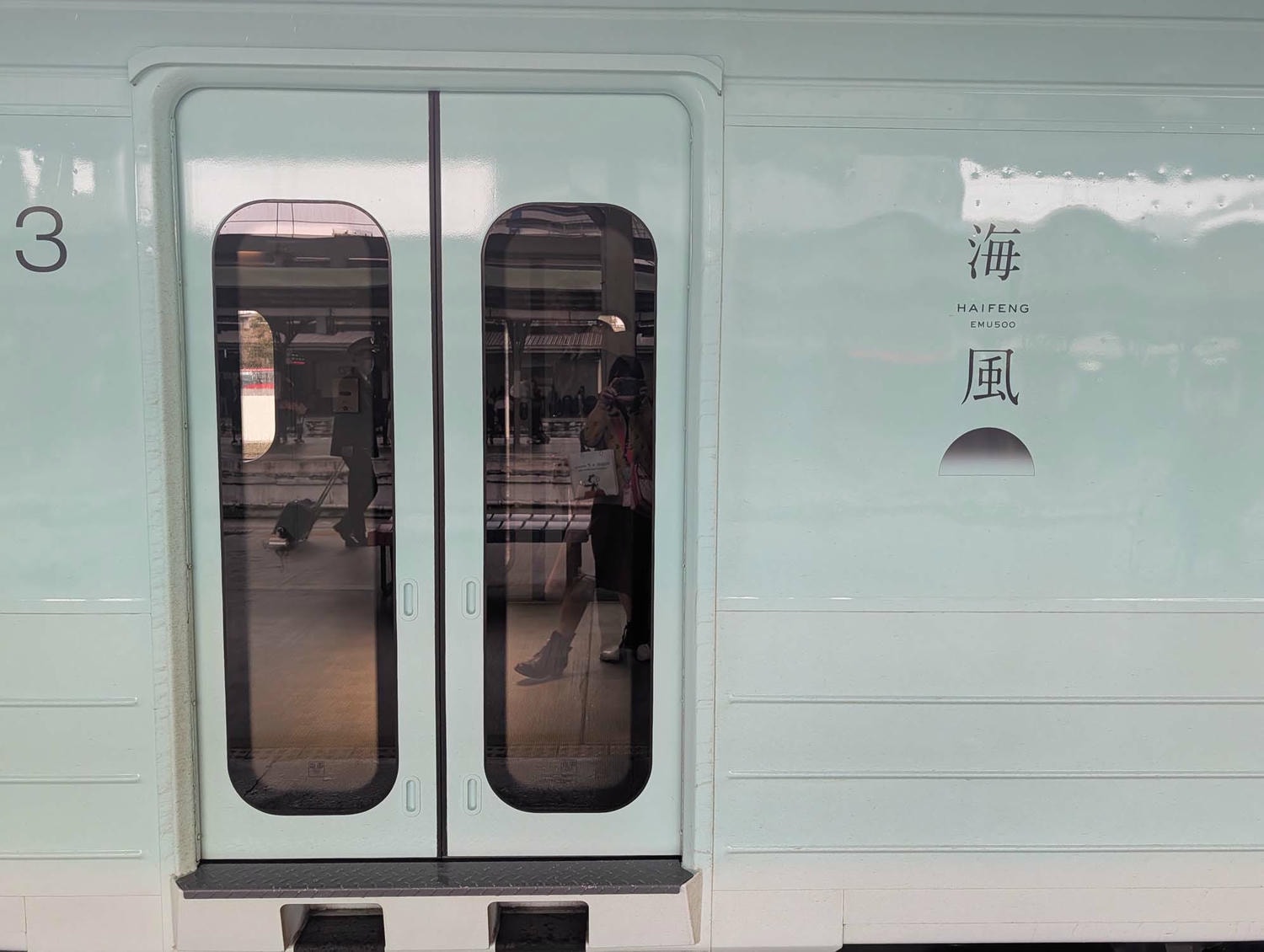 日本人指定要搭台灣觀光列車(甜點列車) Tiffany 藍「海風號 」 海風號啤酒超好喝 台湾初の「スイーツ観光列車」海風号 新竹-台中