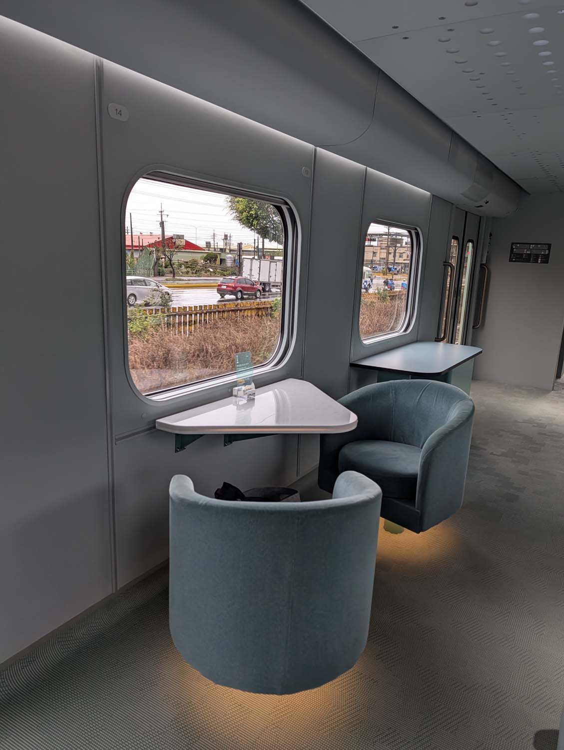 日本人指定要搭台灣觀光列車(甜點列車) Tiffany 藍「海風號 」 海風號啤酒超好喝 台湾初の「スイーツ観光列車」海風号 新竹-台中