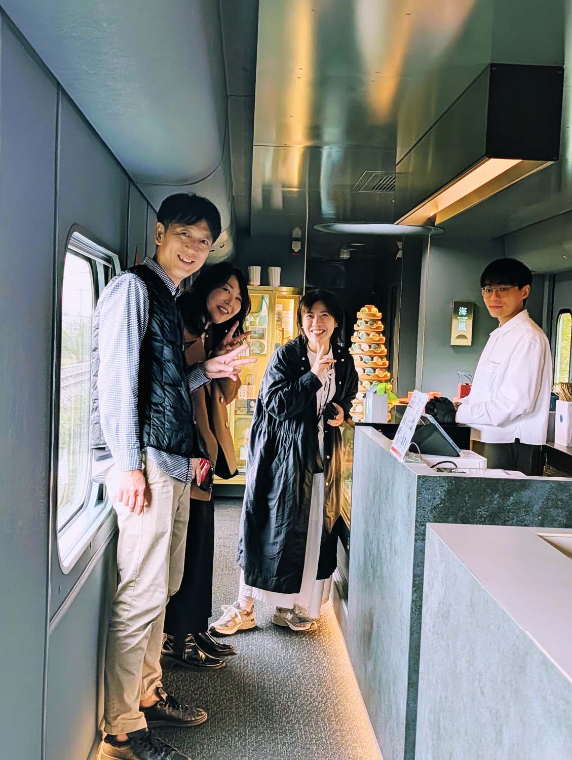 日本人指定要搭台灣觀光列車(甜點列車) Tiffany 藍「海風號 」 海風號啤酒超好喝 台湾初の「スイーツ観光列車」海風号 新竹-台中