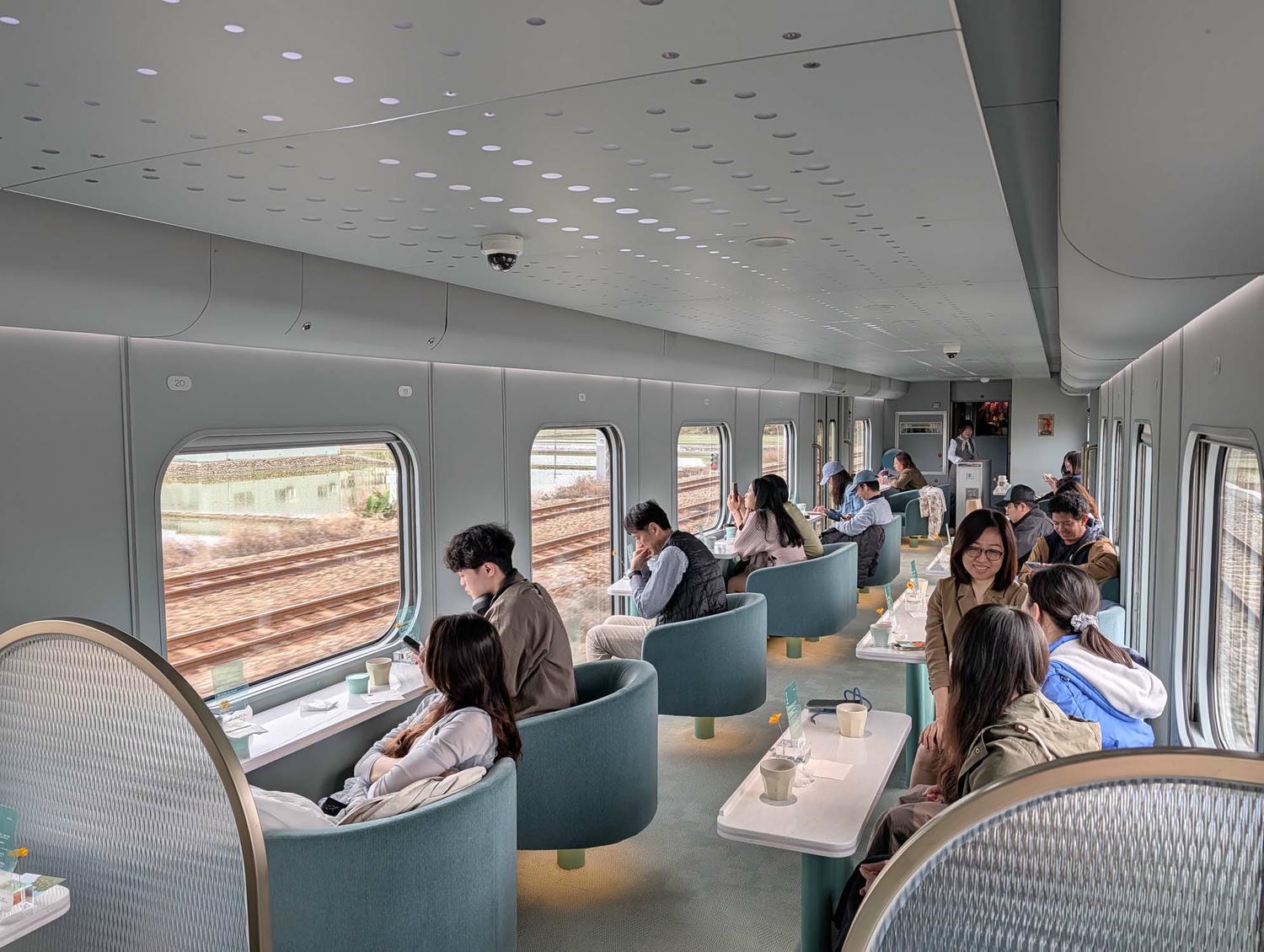 日本人指定要搭台灣觀光列車(甜點列車) Tiffany 藍「海風號 」 海風號啤酒超好喝 台湾初の「スイーツ観光列車」海風号 新竹-台中