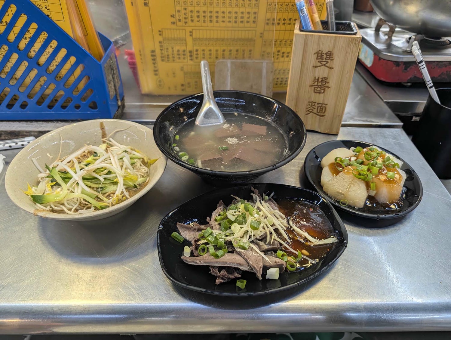 新北瑞芳┃懷舊車站 瑞芳站美食廣場小吃龍鳳腿 瑞芳駅グルメ散策！絶品「双醤麺」と活気あふれる美食広場