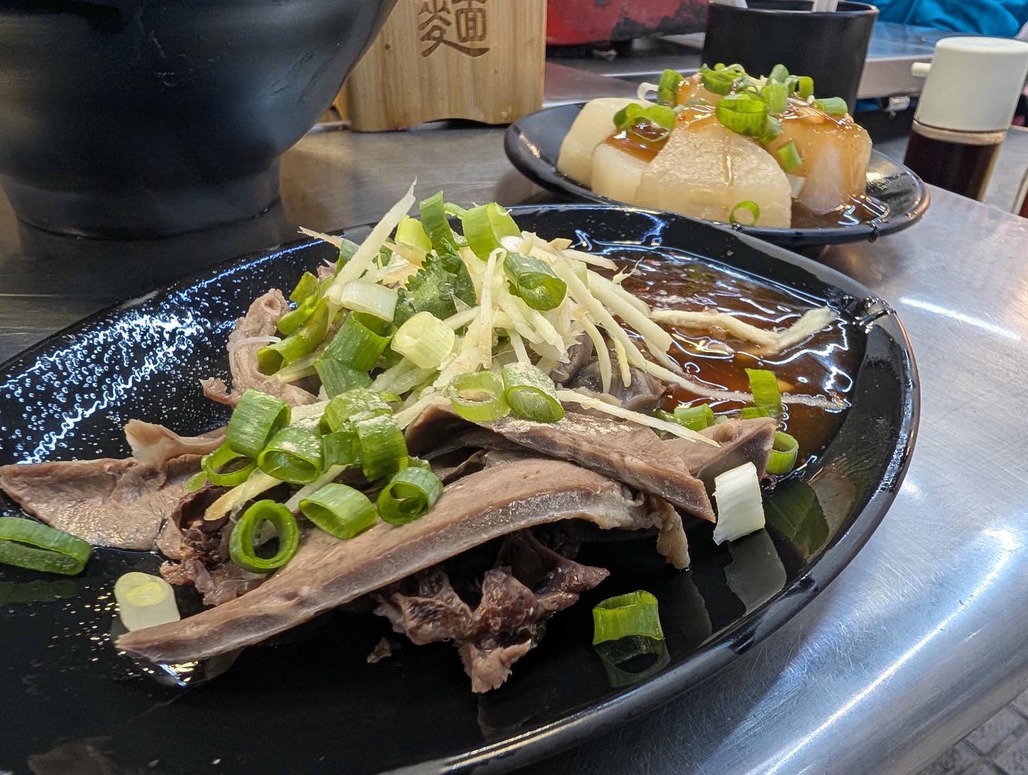 新北瑞芳┃懷舊車站 瑞芳站美食廣場小吃龍鳳腿 瑞芳駅グルメ散策！絶品「双醤麺」と活気あふれる美食広場