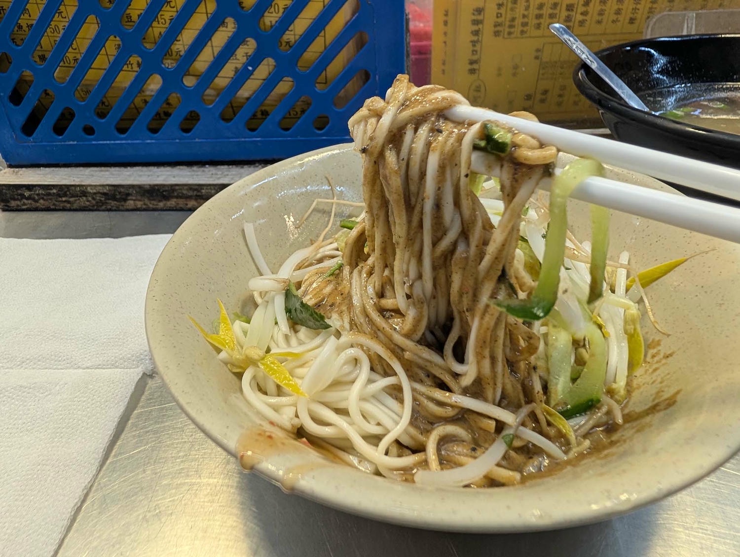 新北瑞芳┃懷舊車站 瑞芳站美食廣場小吃龍鳳腿 瑞芳駅グルメ散策！絶品「双醤麺」と活気あふれる美食広場