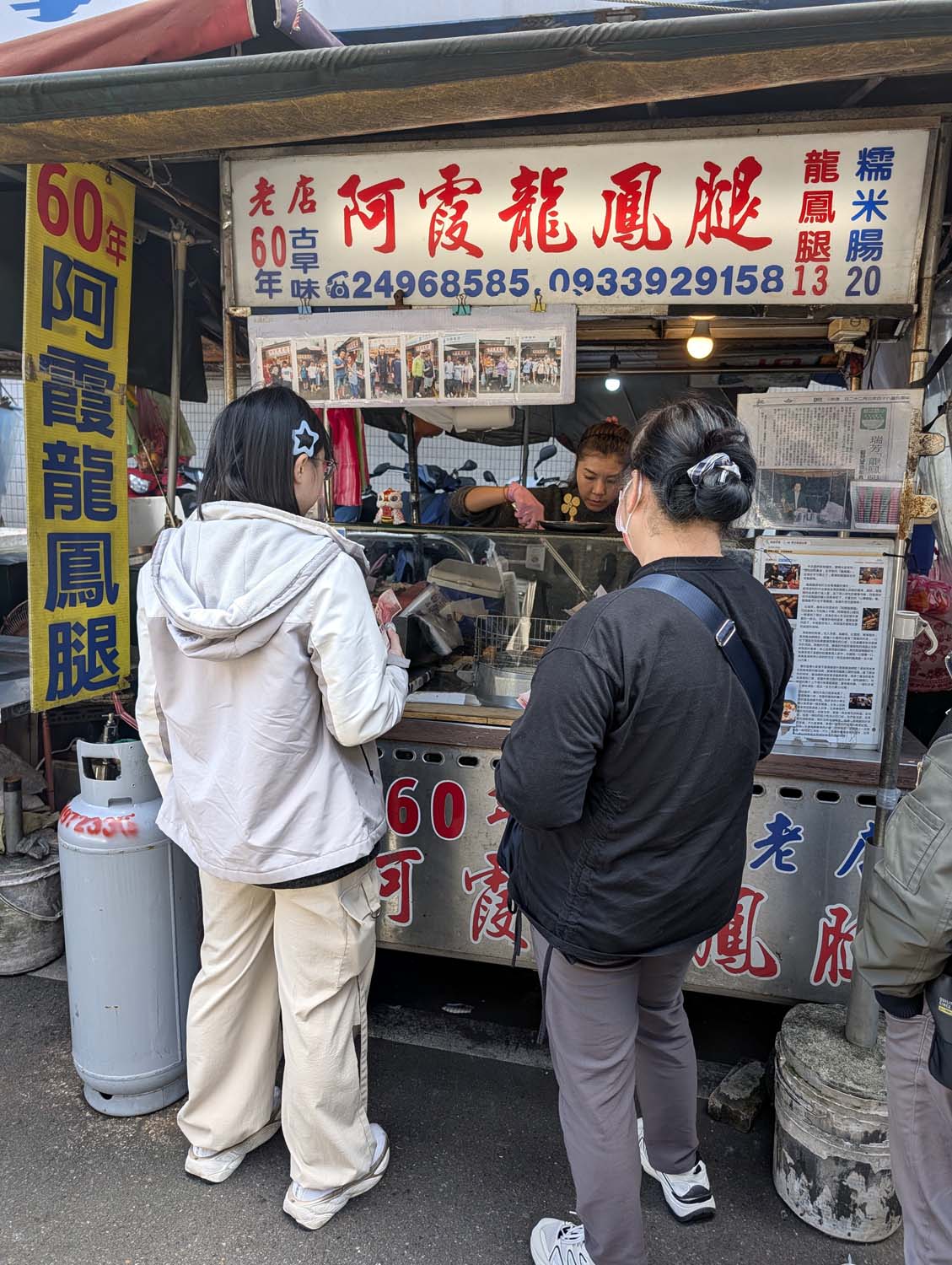 新北瑞芳┃懷舊車站 瑞芳站美食廣場小吃龍鳳腿 瑞芳駅グルメ散策！絶品「双醤麺」と活気あふれる美食広場