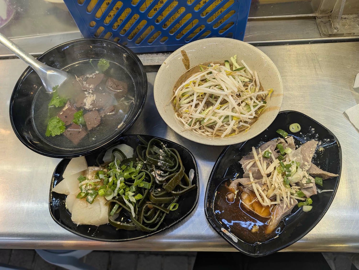 新北瑞芳┃懷舊車站 瑞芳站美食廣場小吃龍鳳腿 瑞芳駅グルメ散策！絶品「双醤麺」と活気あふれる美食広場