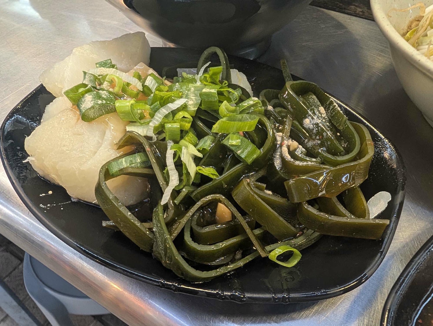 新北瑞芳┃懷舊車站 瑞芳站美食廣場小吃龍鳳腿 瑞芳駅グルメ散策！絶品「双醤麺」と活気あふれる美食広場